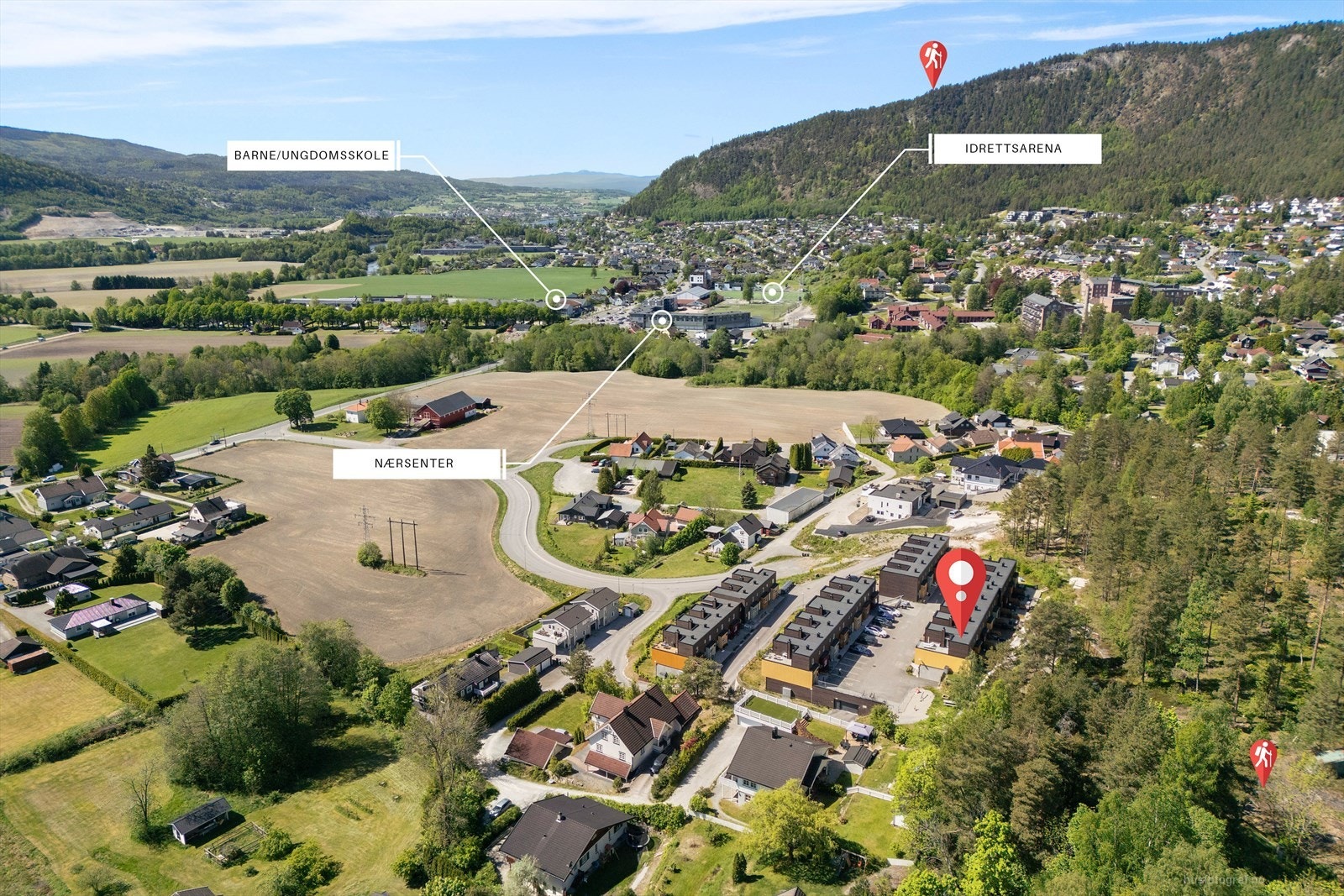 Området er ideelt for familier som ønsker en trygg og praktisk hverdag i et rolig og naturskjønt miljø. Med skoler, barnehager, butikk og Solberg Sportsklubb rett i nærheten av boligen. Galleribilde