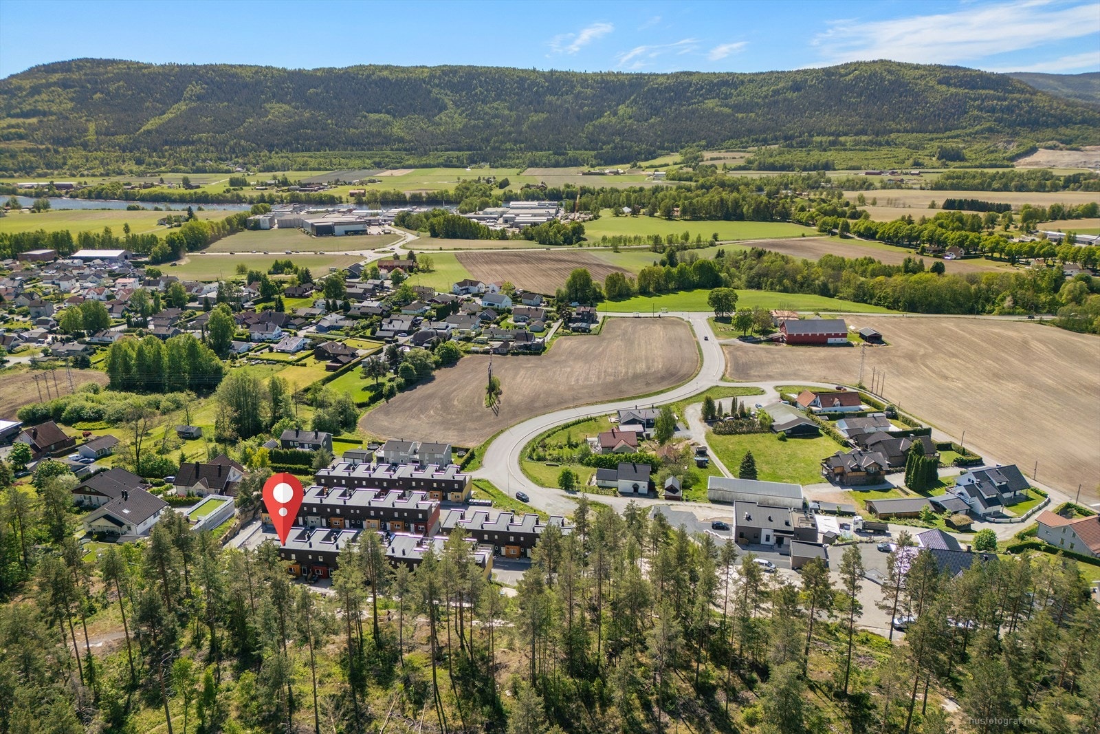 Fra boligen er det flere turstier, fiske- og badevann, og naturreservat. Kort vei til turveien som tar deg opp til Knabben gir en fantastisk utsikt over Drammensområdet . Galleribilde