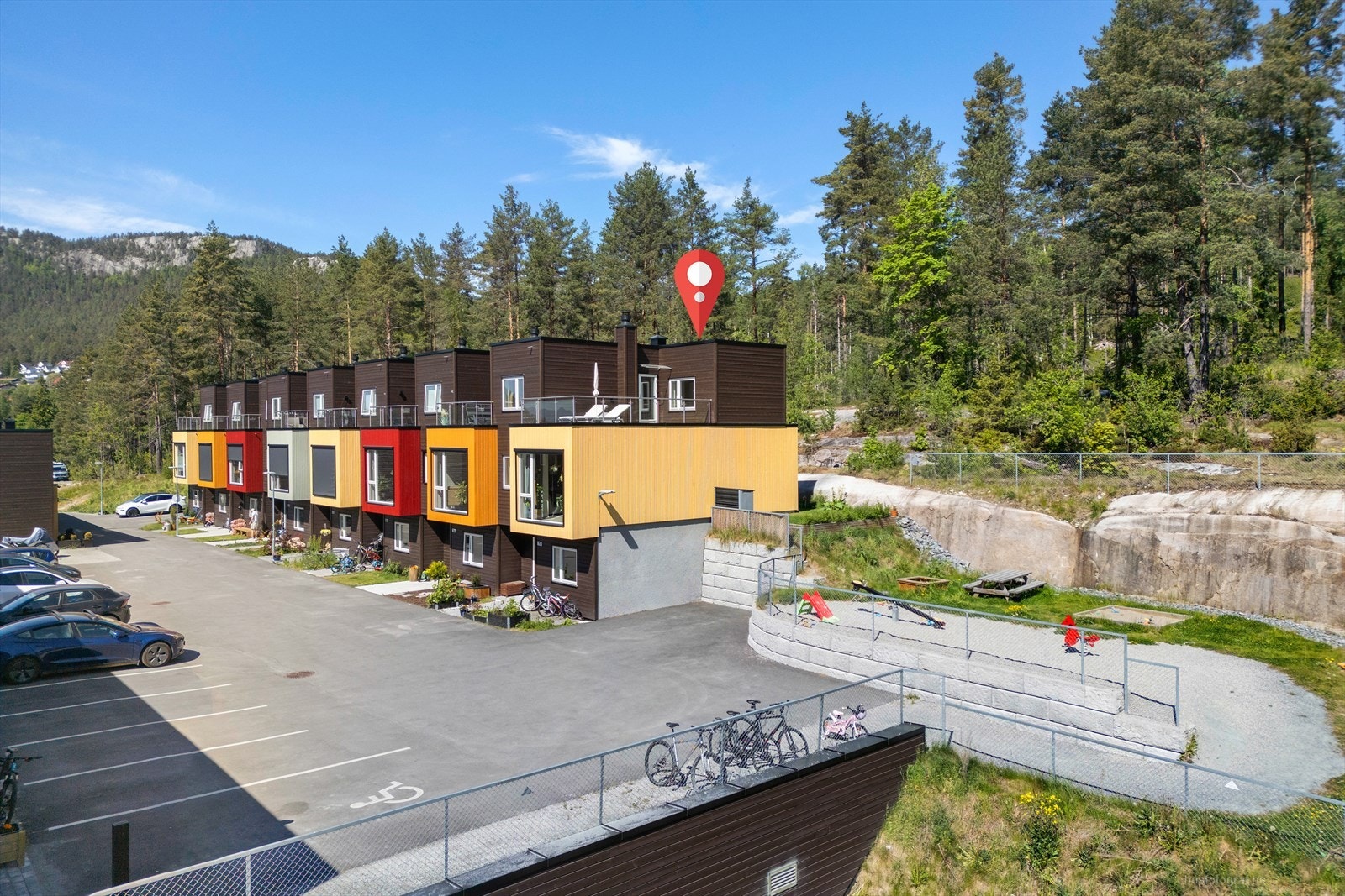 Området kombinerer trygge oppvekstsvilkår med moderne fasiliteter og gode transportmuligheter. Galleribilde