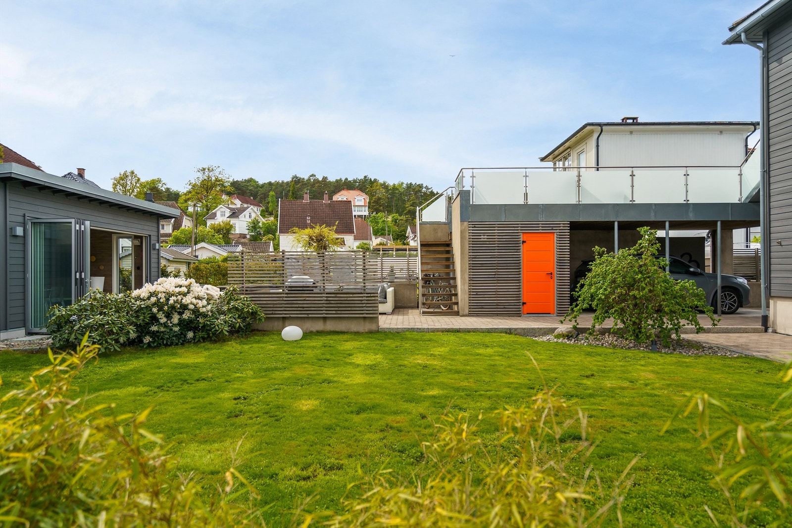 Betydelig innsats er nedlagt også i opparbeidelse av tomten til en vakker og inviterende hage med ulike soner. Galleribilde