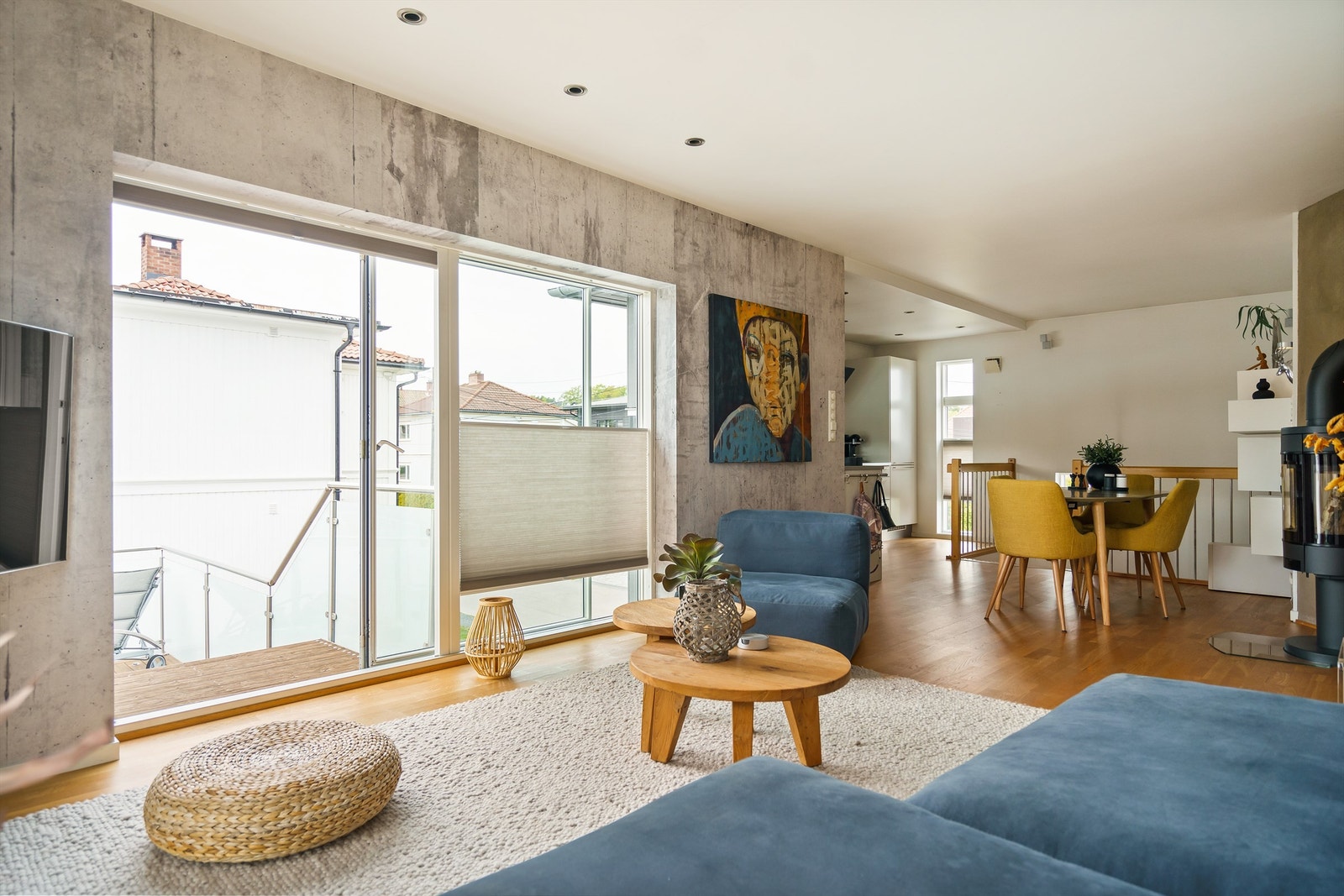 Til både sofakroken og spisebordet kan du få følge av stemningsfremmende varme fra ovnen som står sentralt i rommet. Galleribilde