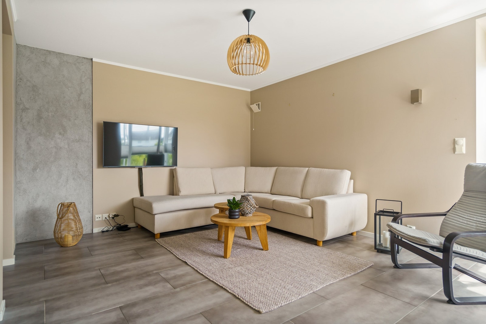 Også i leiligheten er stuen og kjøkkenet samlet i åpen løsning. Ved ønske om å benytte hele boligen under ett, kan stuen åpnes mot tilstøtende soverom. Galleribilde