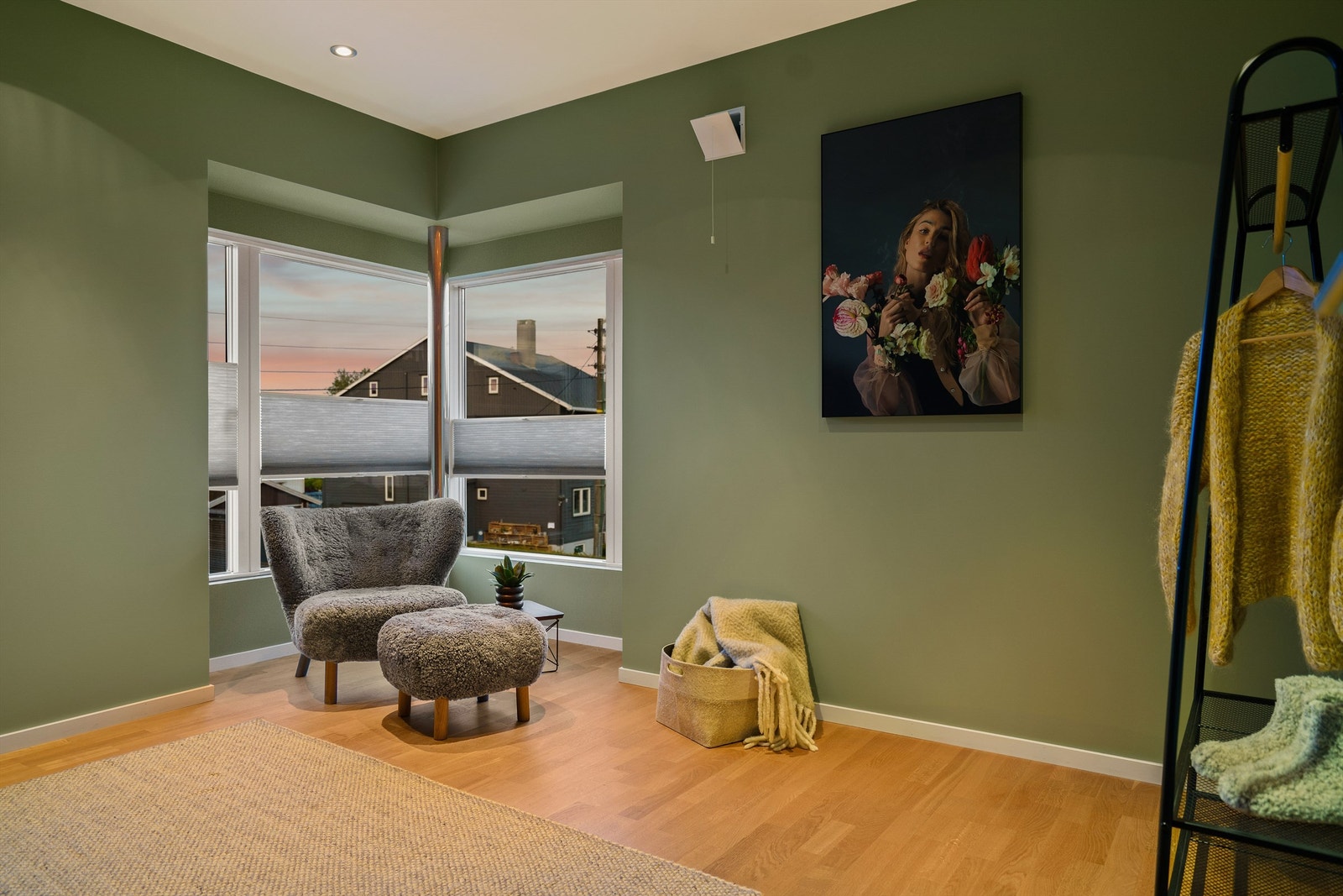 Nye overflater ble etablert i alle rom under renovering. Vegger er utført med glatte flater, listefritt mot himling og vinduer. Galleribilde