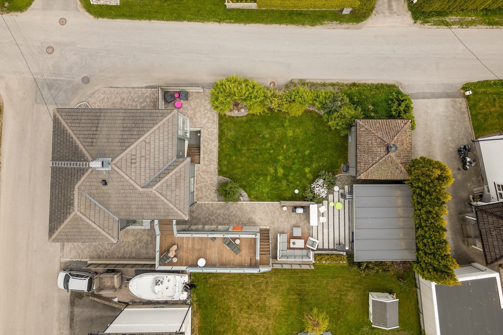 Den attraktive hjørnetomten er angitt til 422 kvm. Grensene er imidlertid usikre, rekvirering av ny oppmåling anbefales for å få nøyaktig areal. Galleribilde