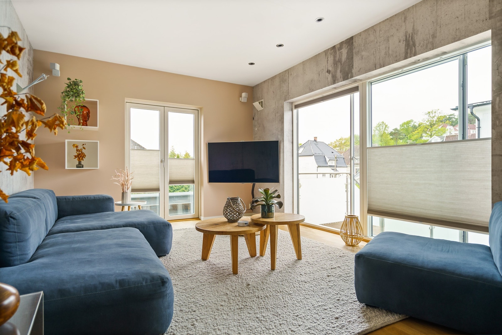 Svevende plisségardiner besørger sol- og innsynsskjerming. Galleribilde