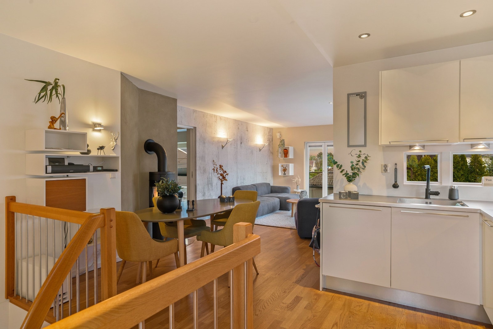 Soverommene i andre etasje er samlet omkring gangen innenfor stuen, i praktisk nærhet av etasjens bad. Galleribilde