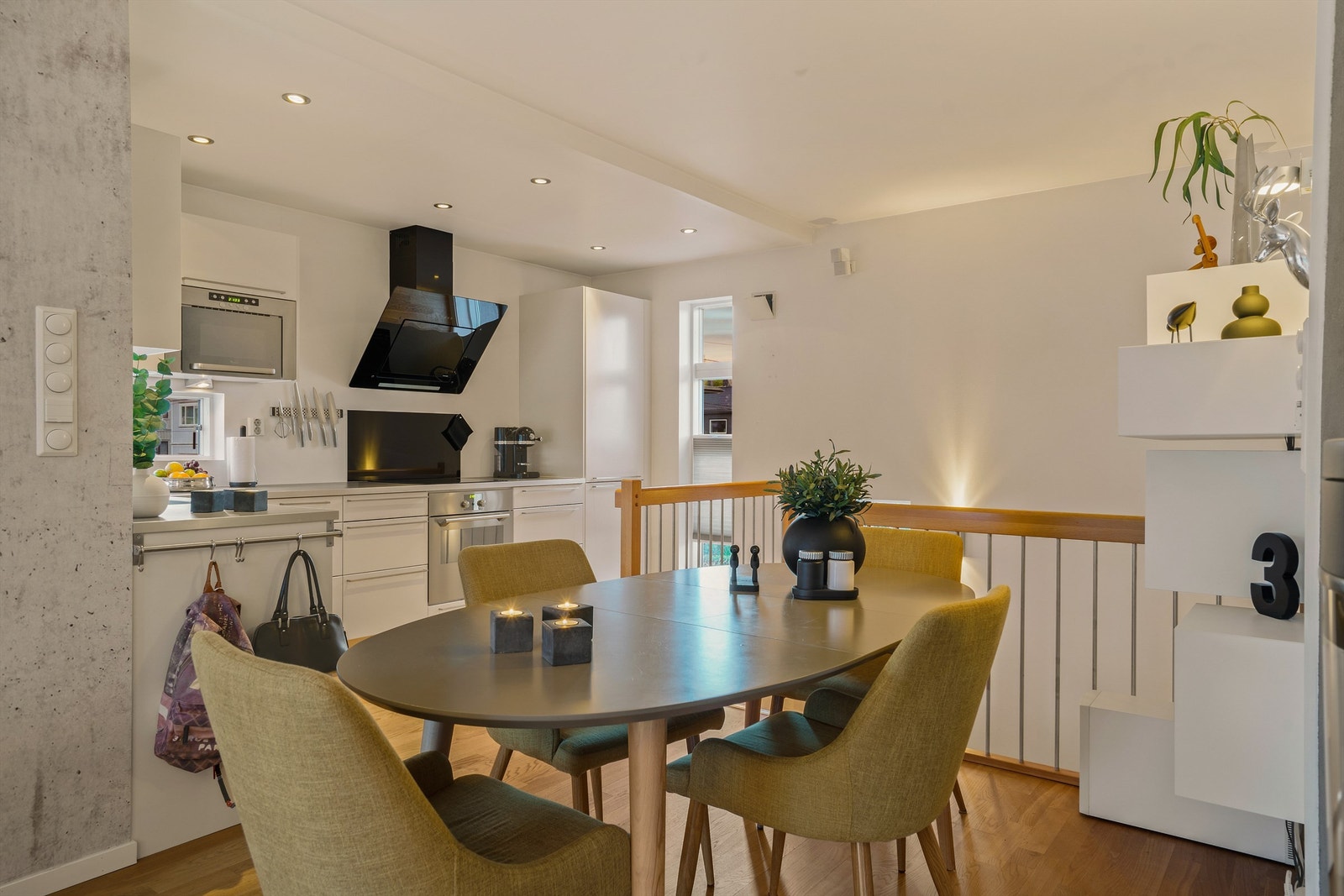 Alt elektrisk i boligen er trukket opp nytt i anledning renovering. Innfelte spotter kan dimmes til ønsket styrke. Galleribilde