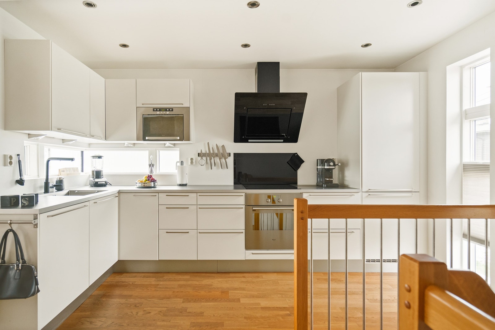 Hoveddelens kjøkken har kvalitetsinnredning fra Sigdal med alle hvitevarer integrert, installert i 2010. Galleribilde