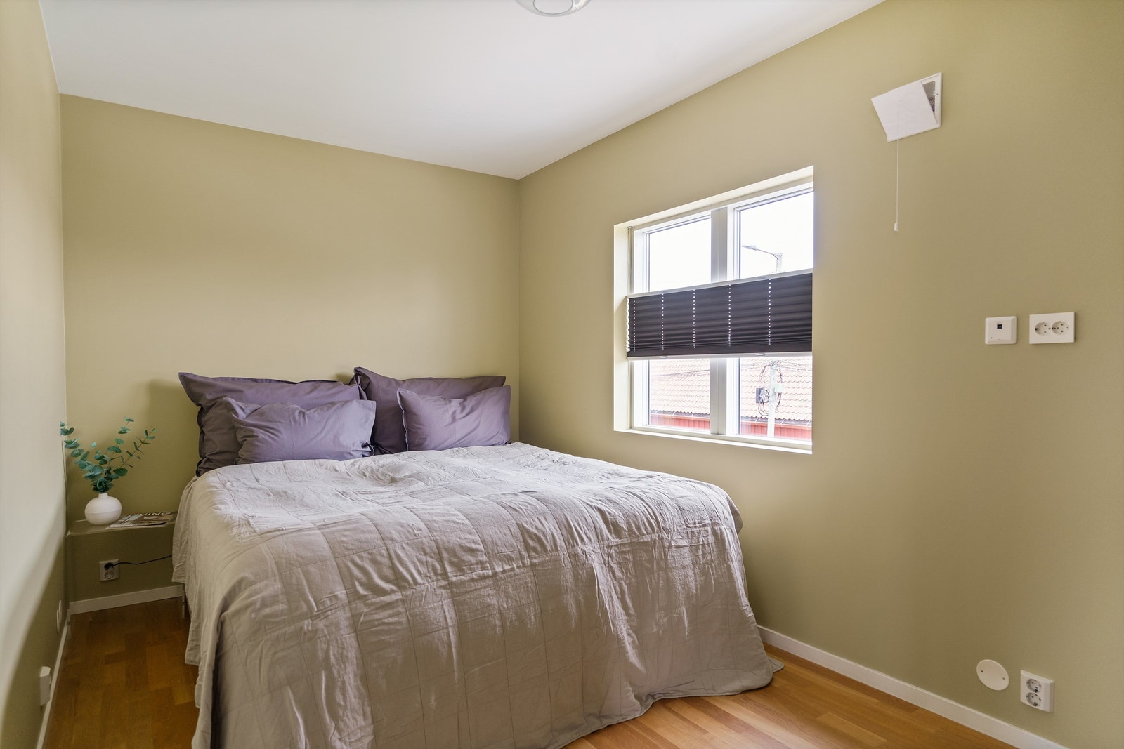 Begge soverom i andre etasje er av god størrelse, dette fyller i dag rollen som hovedsoverom. Galleribilde