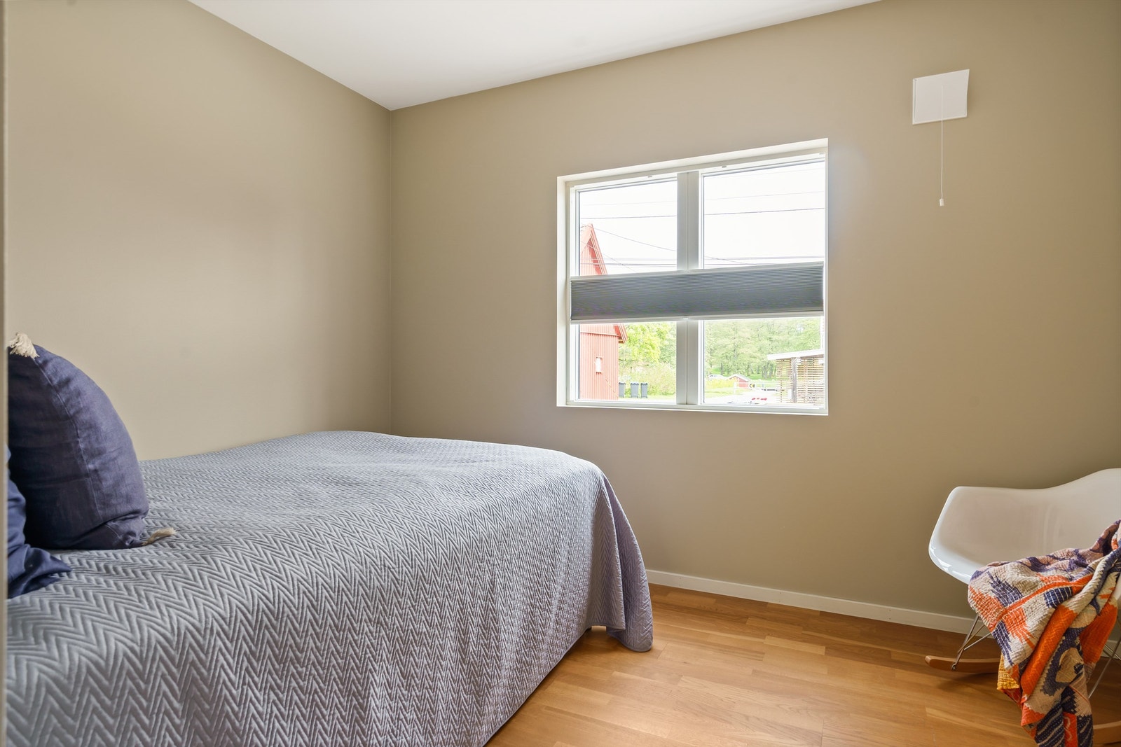 Dette soverommet inngår i hoveddelens første etasje, men kan innlemmes i leiligheten ved ønske om å leie ut til flere eller benytte hele boligen under ett. Galleribilde