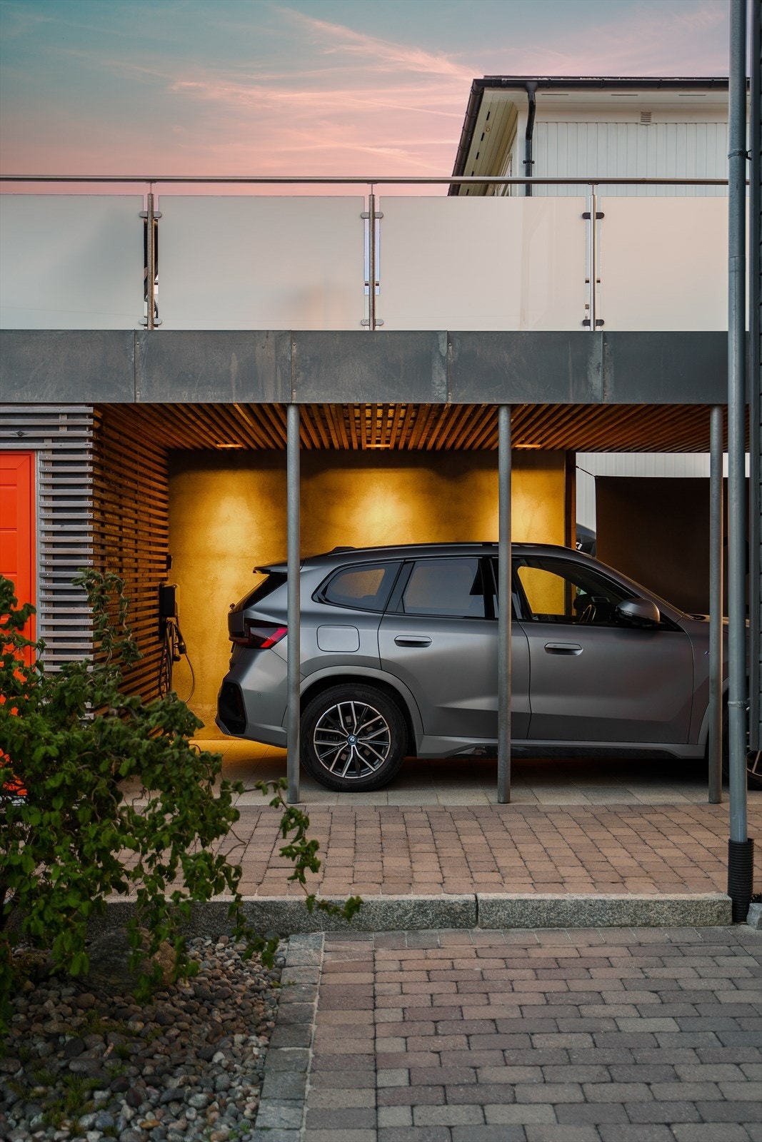 Ny carport med bod og overliggende takaltan ble oppført samtidig med renovering av boligen - i seg selv en studie verdig. Galleribilde