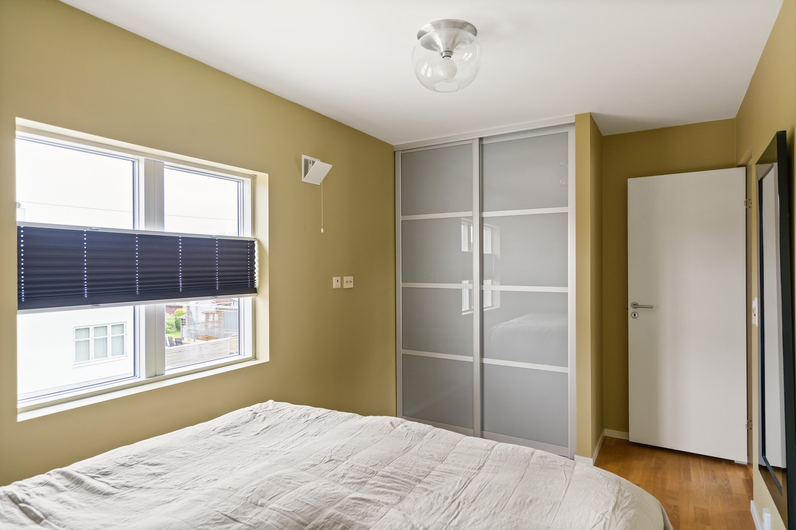 Skyvedørsgarderobe oppbevarer klærne ute av syne og samtidig lett tilgjengelig. Galleribilde