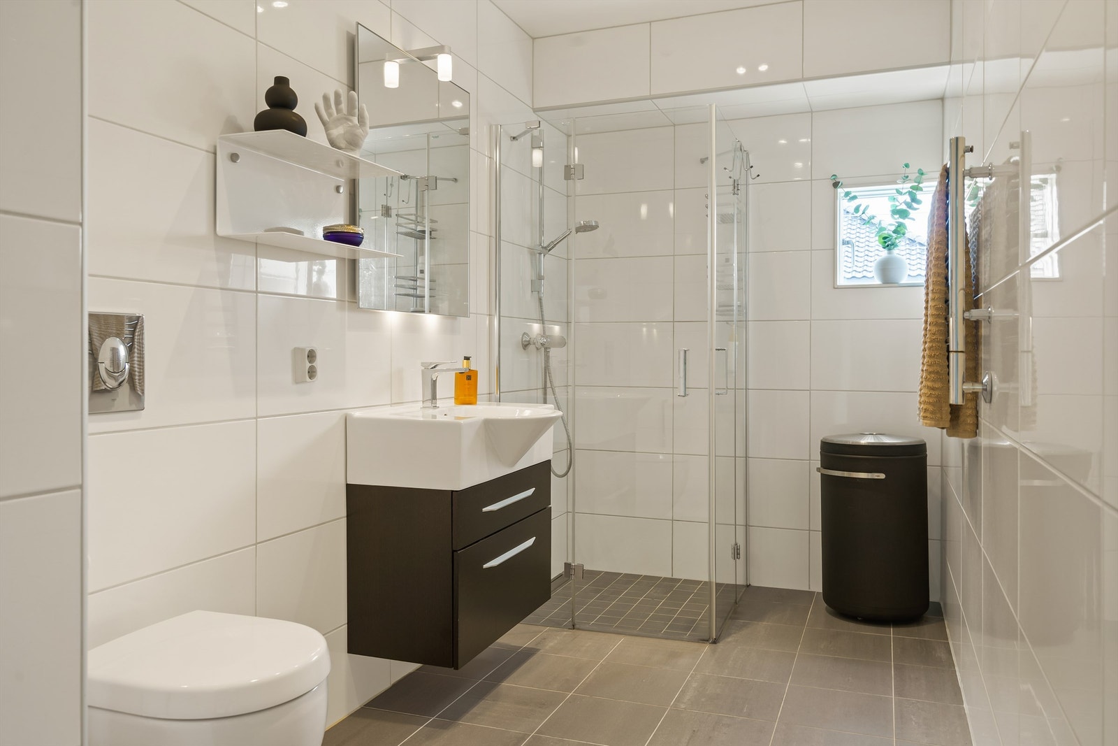 Hele tre nye og moderne bad ble etablert rundt 2009. Dette inngår i andre etasje. Galleribilde