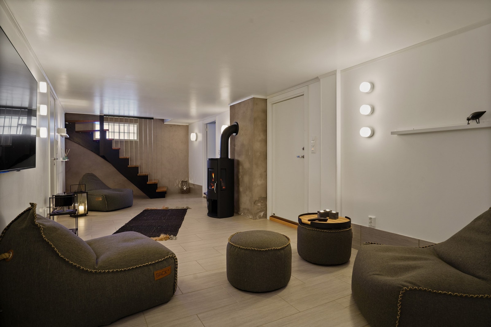 Med stemningsfremmende peis fyller det store SPA-rommet også rollen som kjellerstue. I gulvet er det varmekabler. Galleribilde