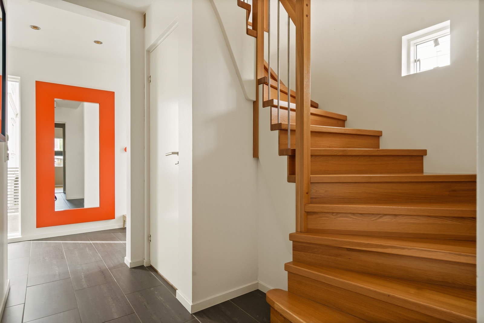 Lekre eiketrapper leder mellom alle etasjer. Gangen kan lukkes av innenfor trappen (bak kamera), om badet og soverommet innlemmes i leiligheten. Galleribilde