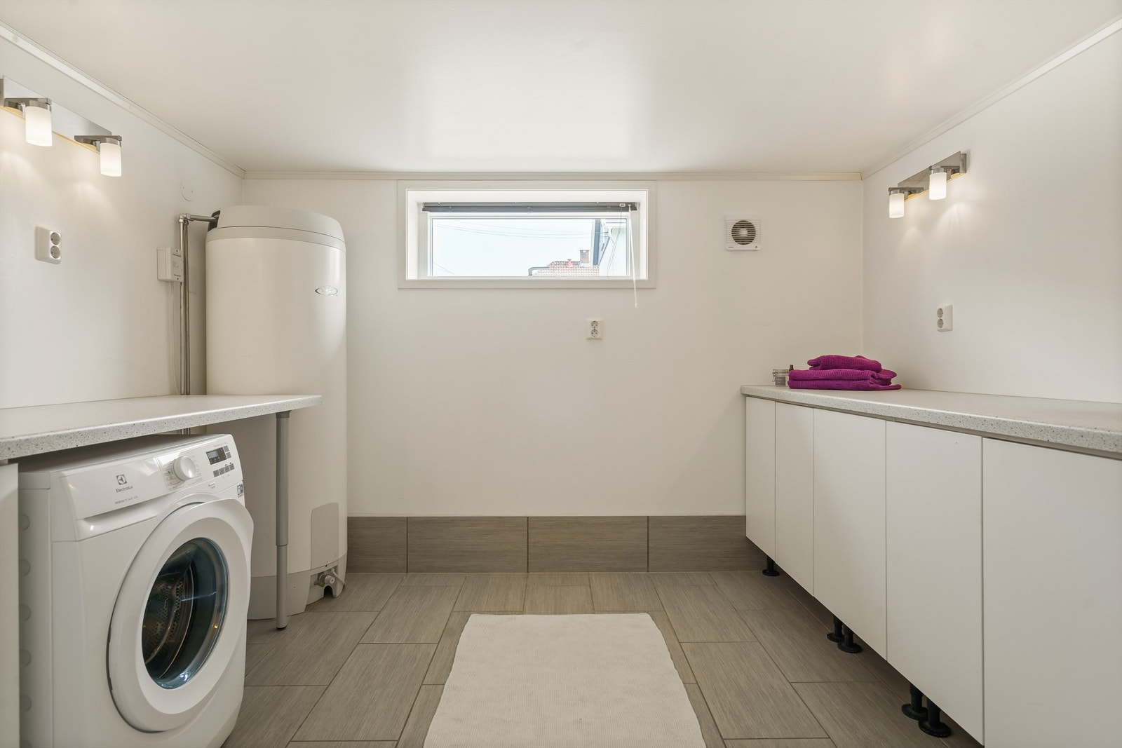 Et helt nytt vaskerom ble etablert i kjelleren i 2010. Her er både hoveddelens og leilighetens varmtvannsbereder på henholdsvis 300 og 120 liter installert. Galleribilde