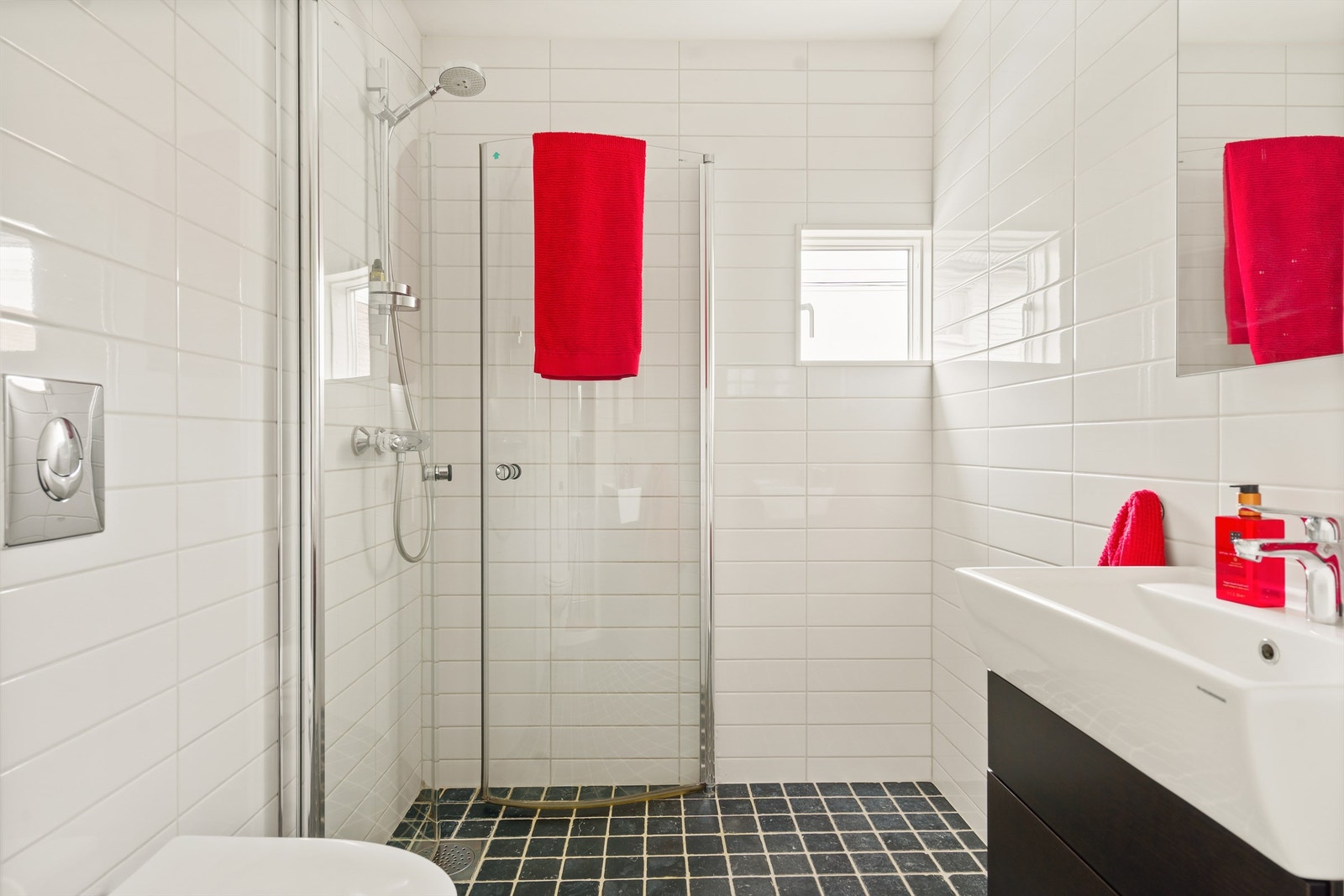 Dette badet fra 2009 inngår i hoveddelens første etasje og kan i likhet med soverommet innlemmes i leiligheten med relativt enkle grep. Galleribilde