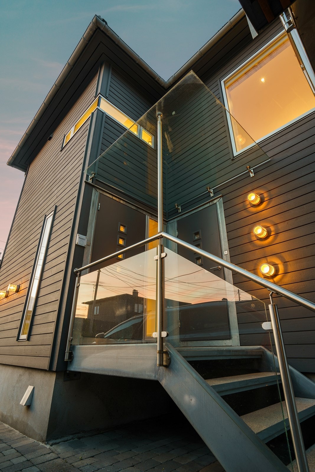 Til leiligheten er det adkomst direkte fra utvendig trapp og iinngangspartiet som deles med boligens hoveddel. Galleribilde