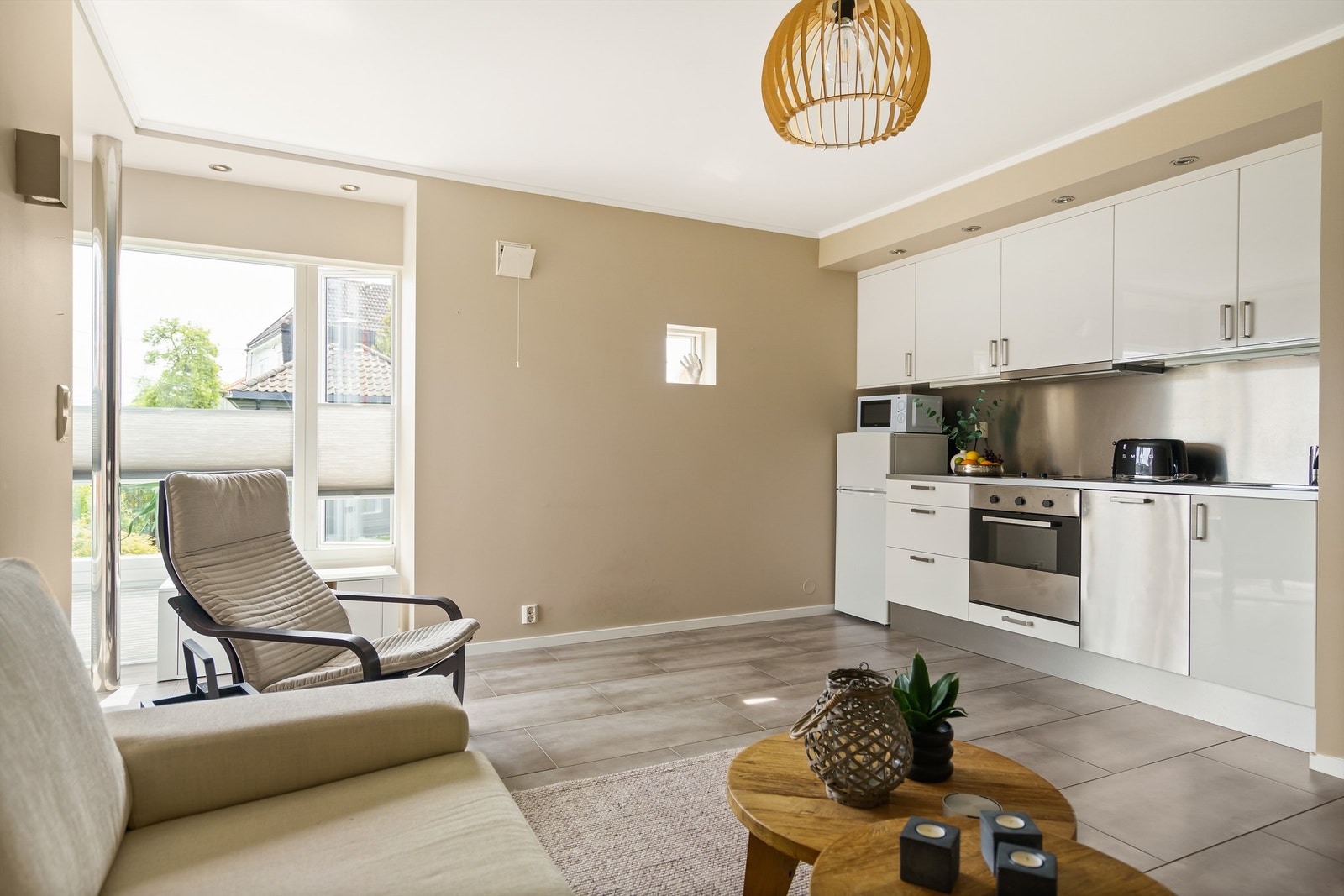 Leiligheten i første etasje er i dag utleid for kr. 11.900,- per måned. Dette er en attraktiv ekstrainntekt som kan betjene en betydelig del av et boliglån. Galleribilde