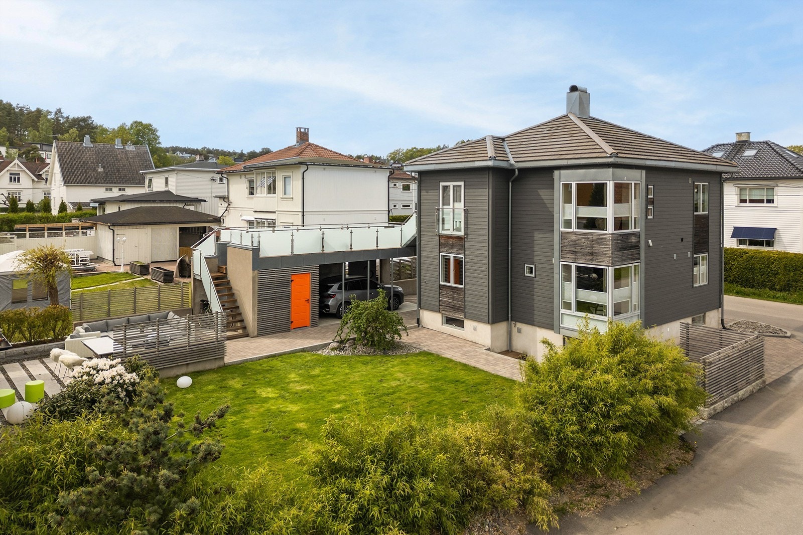 Denne tomannsboligen ble i årene 2007-2010 både omhyggelig renovert og betydelig påkostet, innvendig som utvendig. Galleribilde