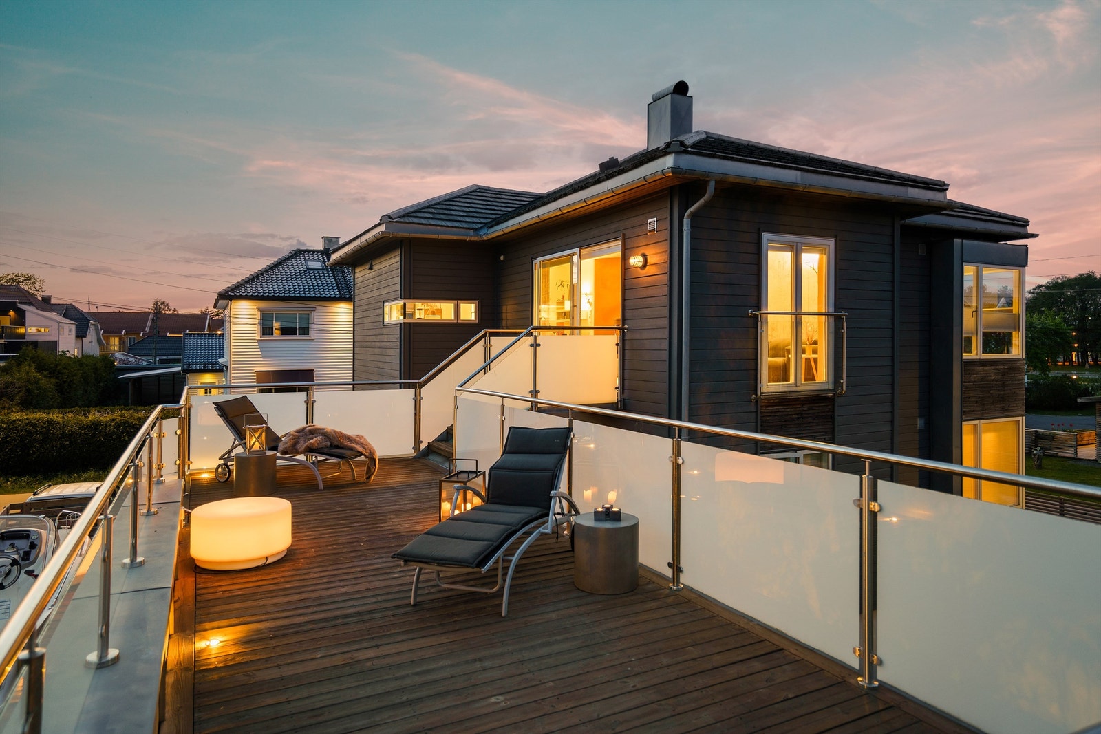 Lyssatt er takaltanen en ledende passasje mellom hagestuen og boligens hoveddel. Galleribilde