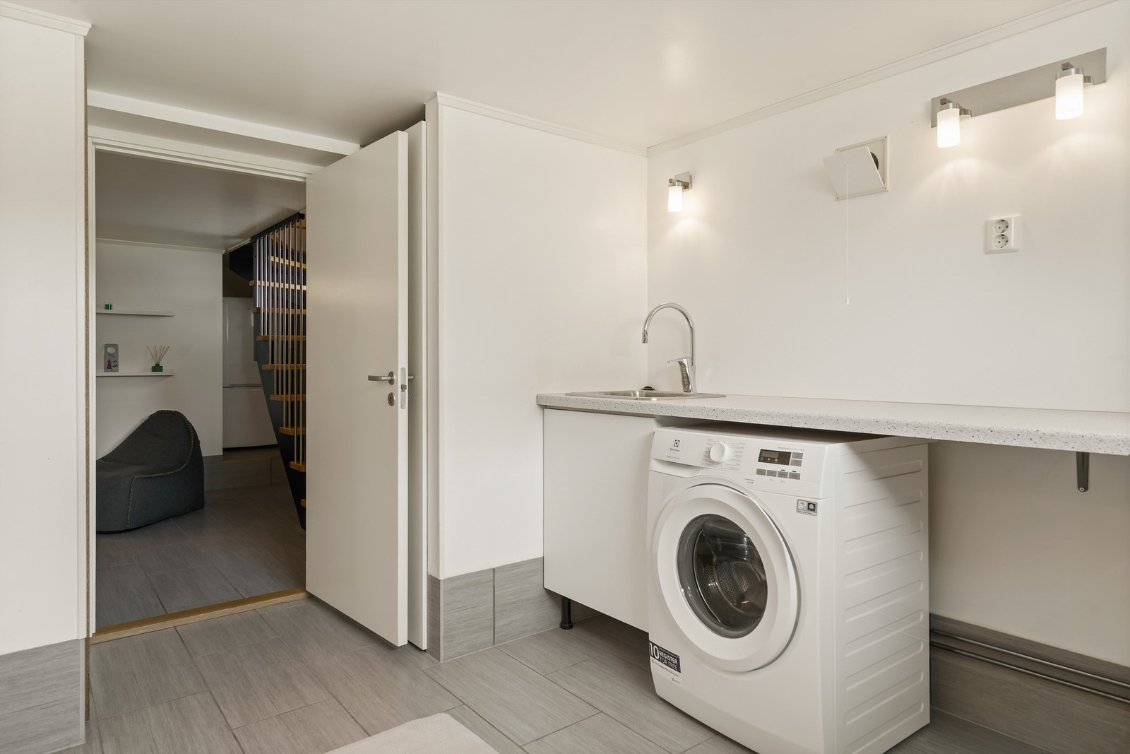 Vaskerommet er både av generøs størrelse og meget praktisk innredet til sitt formål. I gulvet er det varmekabler. Galleribilde