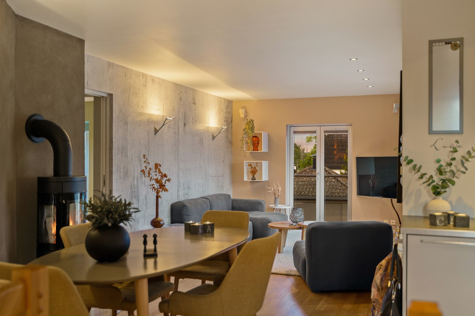 De fleste oppholdsrom i boligens hoveddel er samlet på én flate i andre etasje. Stuen og kjøkkenet i åpen løsning. Galleribilde