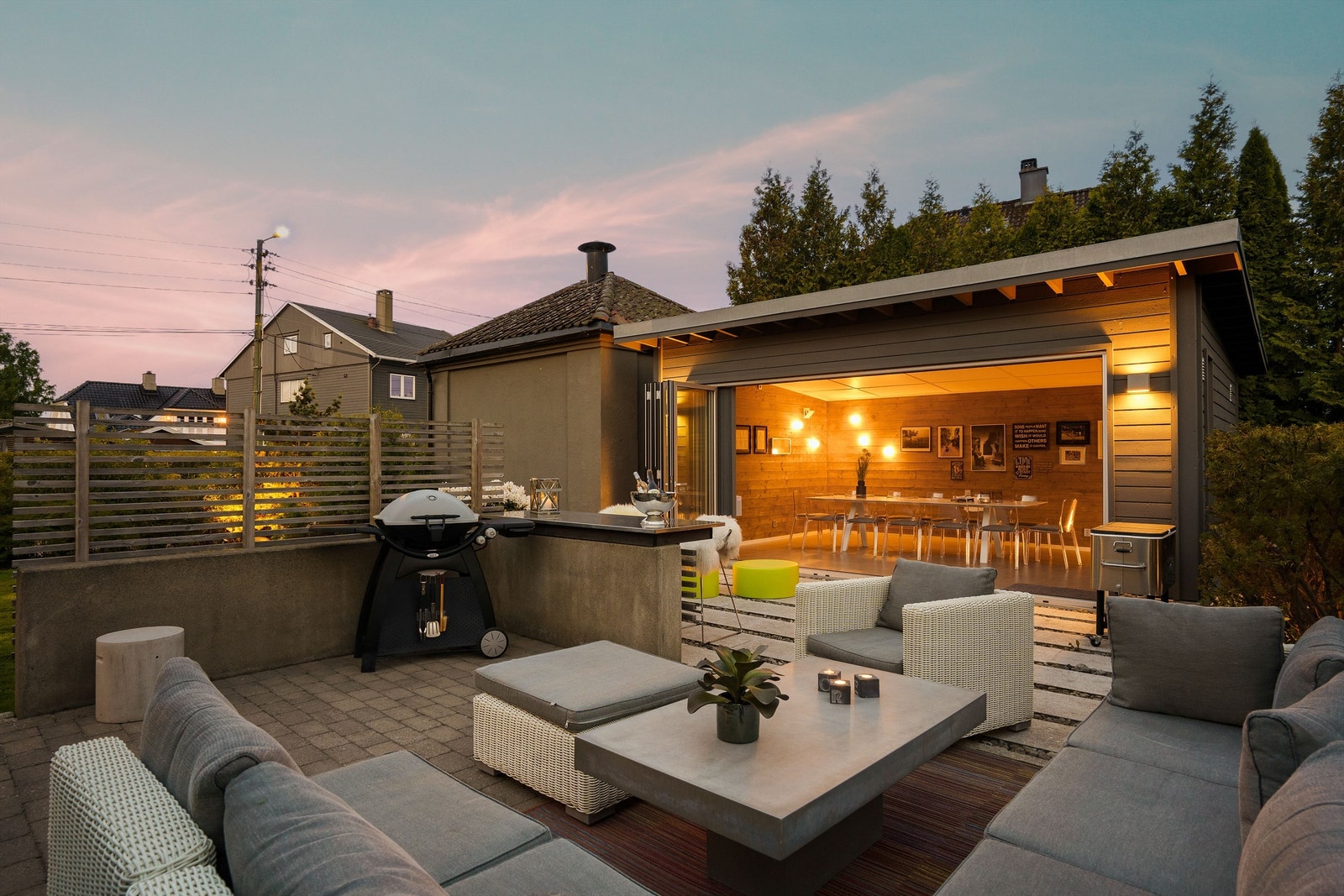 Effektfull og stemningsfremmende belysning pynter opp arealene utendørs. Galleribilde