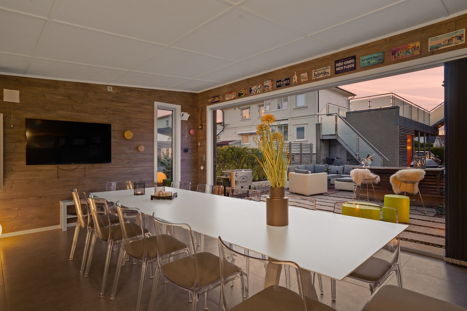 Foldedører i glass bokstavelig talt åpner hagestuen mot uteplassen. Her er det intimt og hyggelig selv når sommerværet ikke er på sitt aller beste. Galleribilde