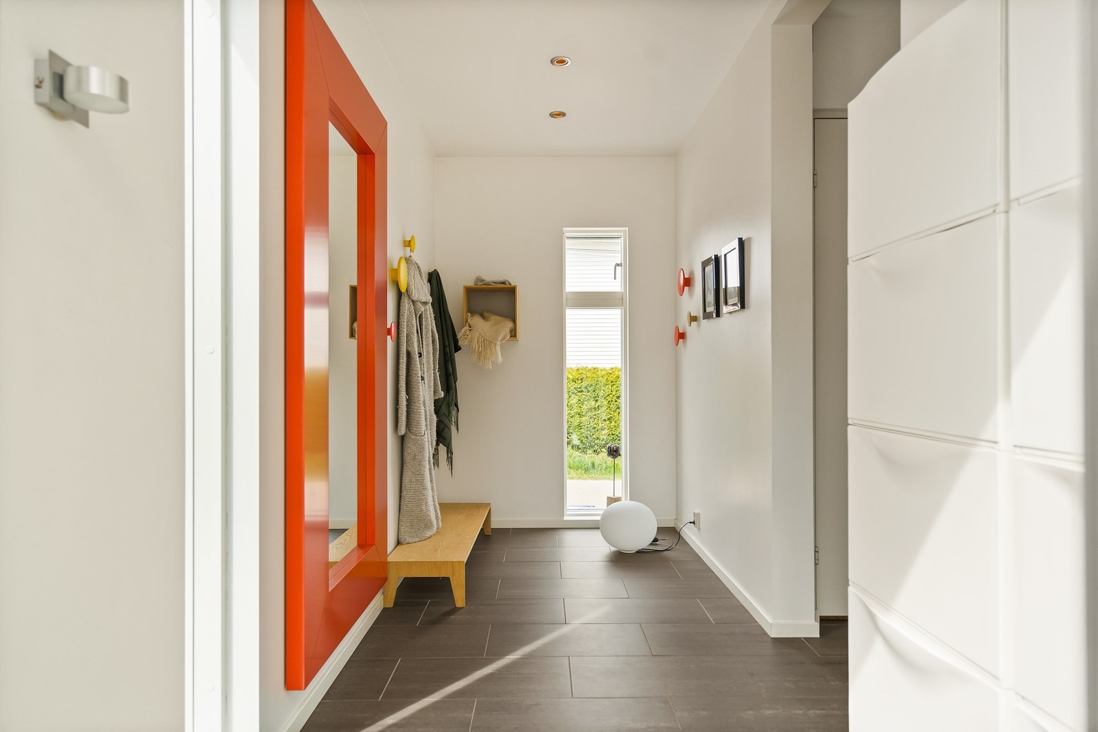 Vertikalstilt vindu i alle tre yttersider fremmer gode lysforhold i entreen. Gulvet er utført med en robust overflate av fliser. Galleribilde