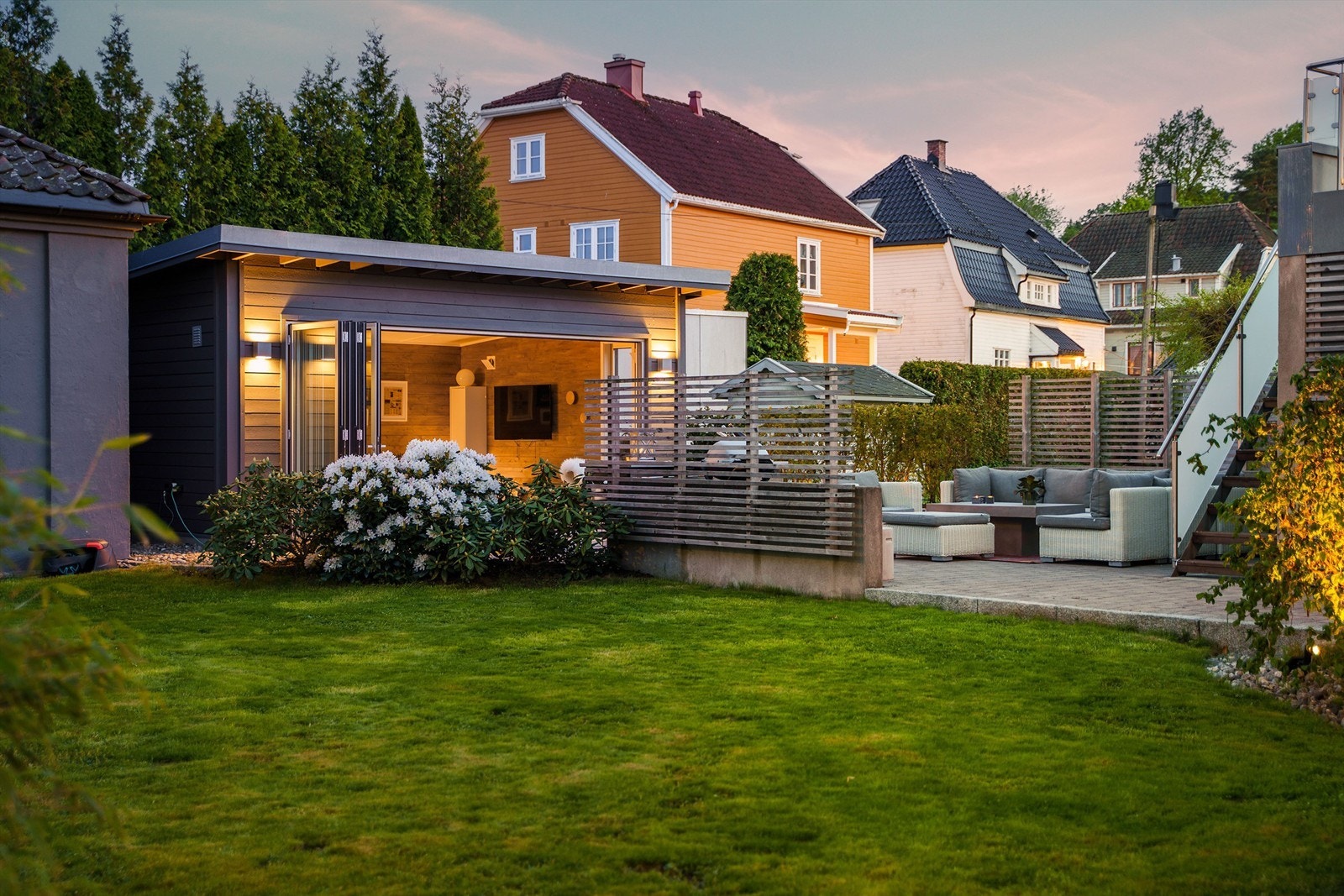 På de flott opparbeidede arealene utomhus er det mulighet for større sammenkomster både under åpen himmel og i hagestuens lune omgivelser. Galleribilde