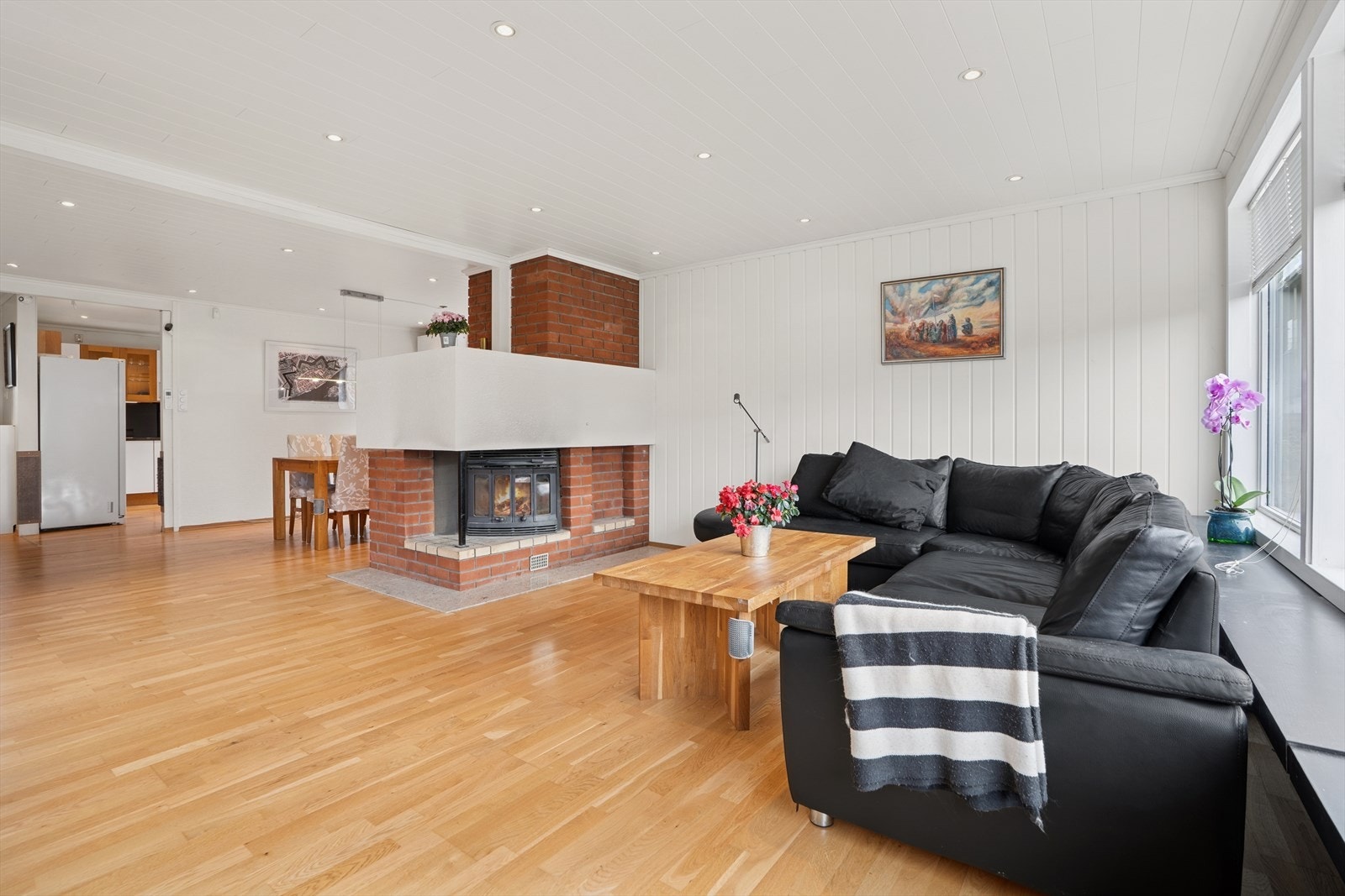 Den solide peisen varmer godt på kjølige vinterdager. Galleribilde