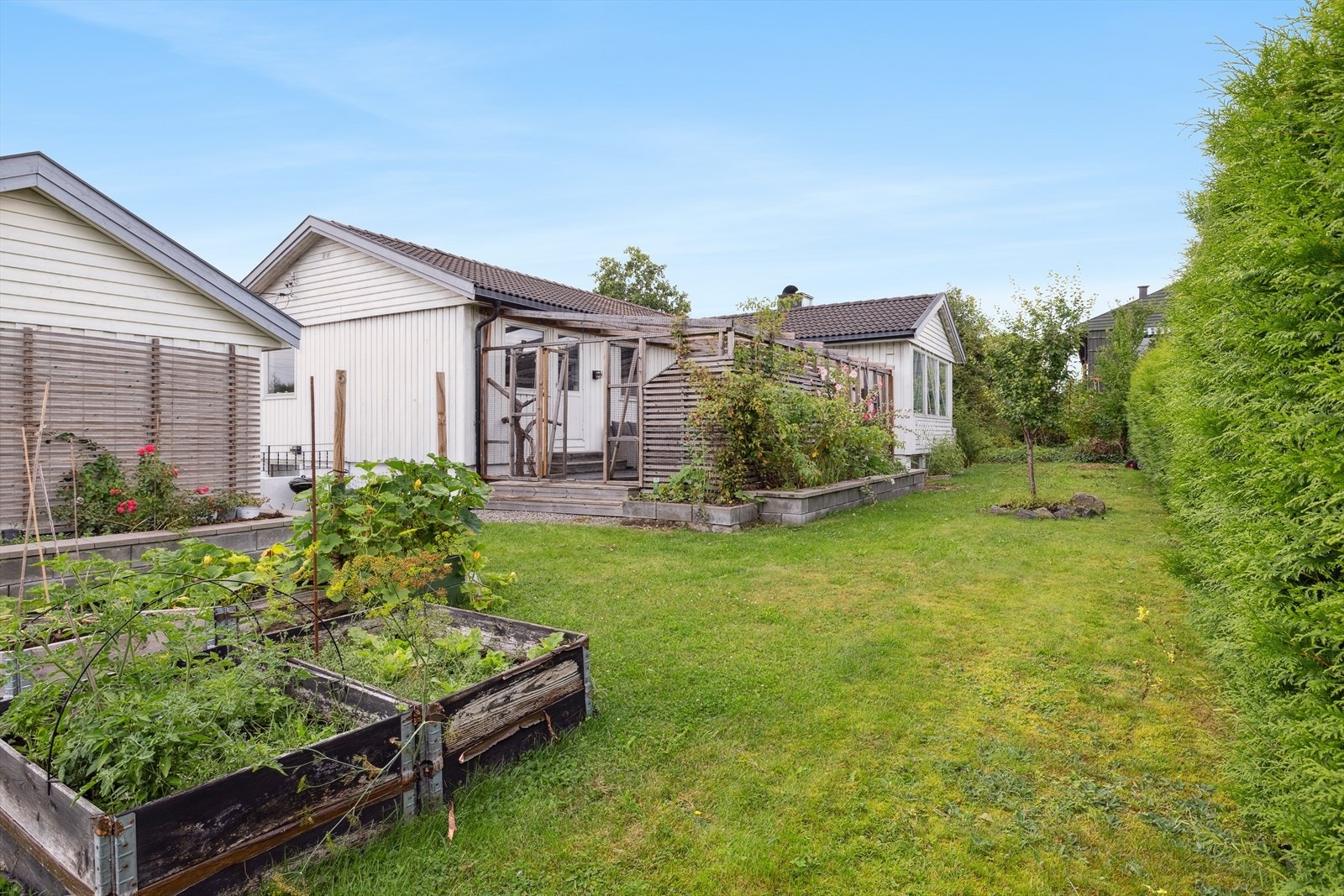 Solrik og hyggelig uteområdet med gods plass for familien. Galleribilde