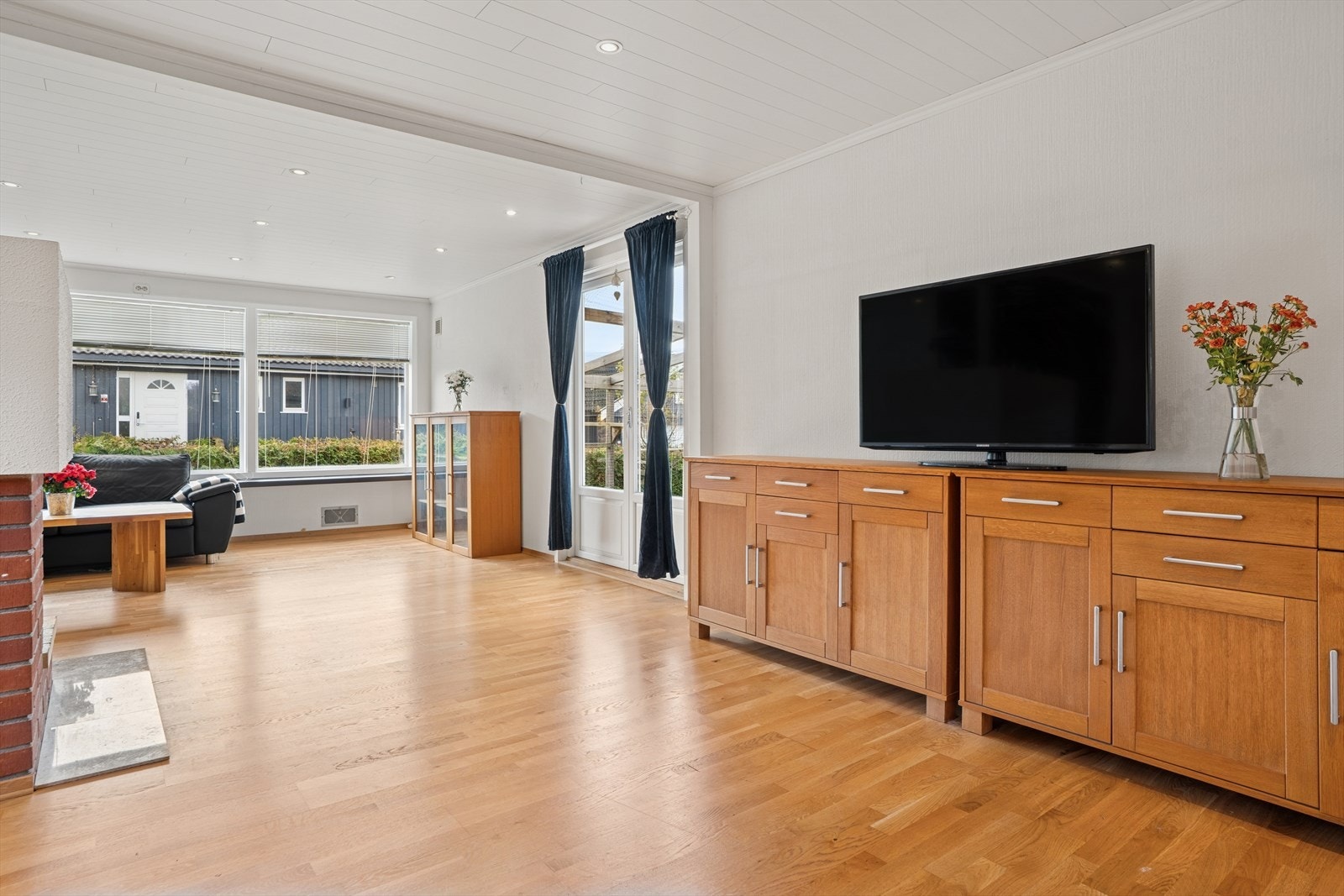 Boligen er gjennomgående med parkett og laminat på gulvet, og lysmalte vegger. Galleribilde