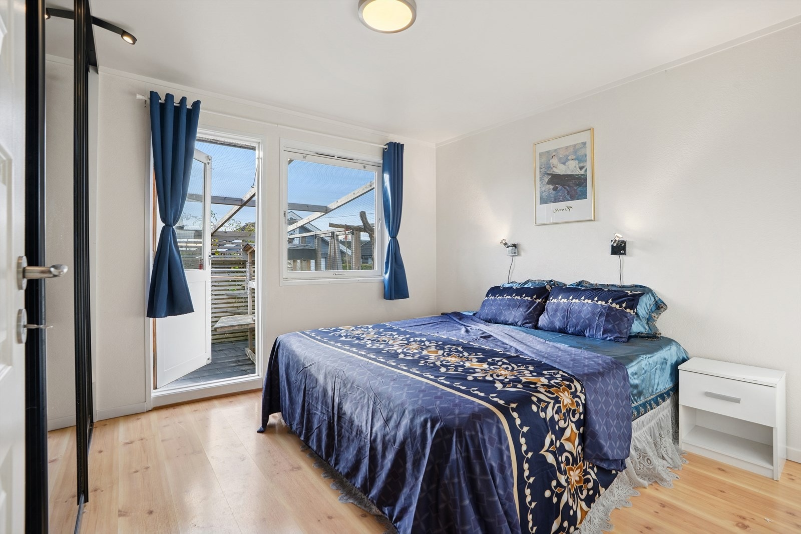 Hovedsoverommet er utstyrt med skyvedørsgarderobe, og har direkte tilgang til terrasseplattingen. Galleribilde