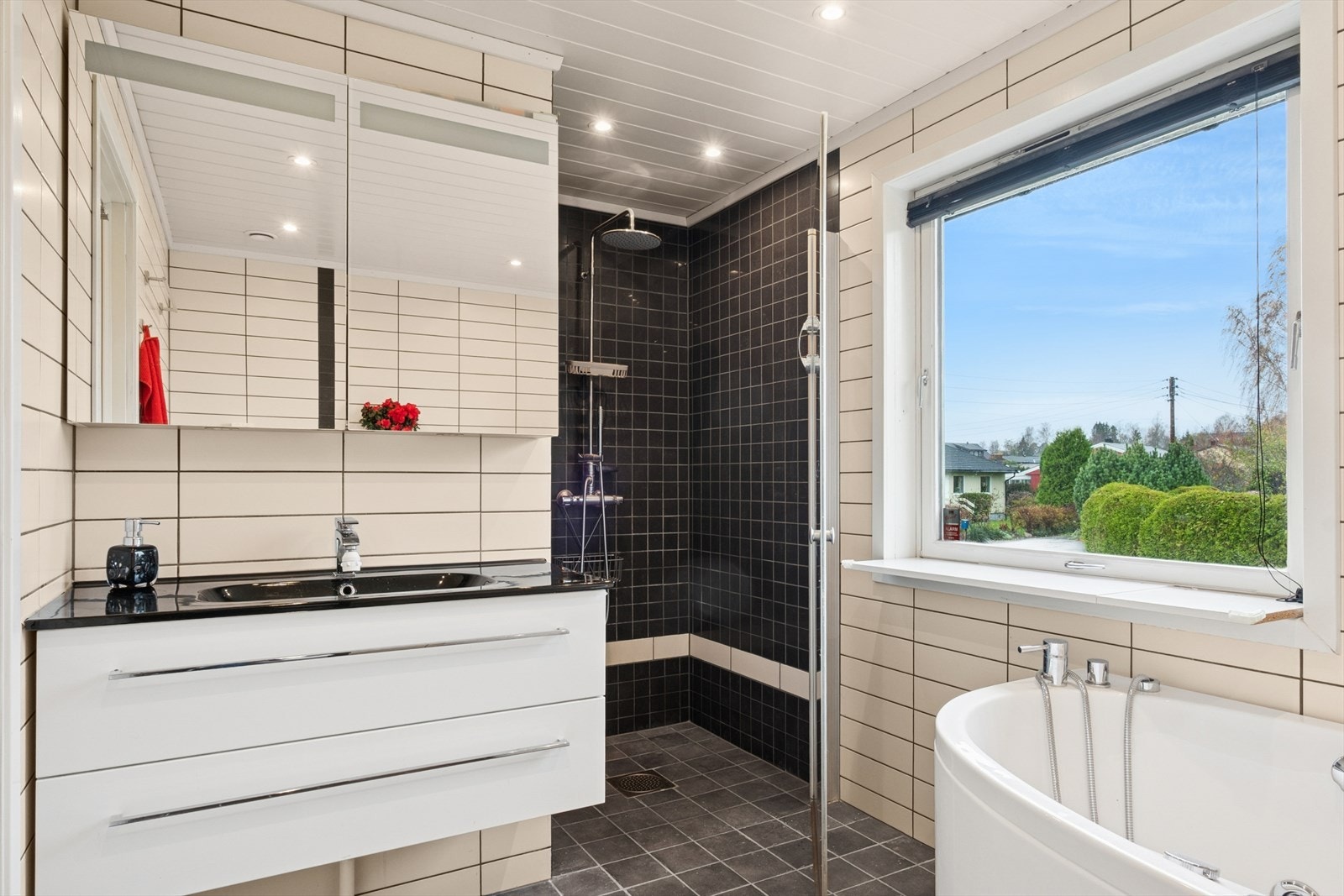 Badet har flislagte overflater og gulvvarme. Galleribilde