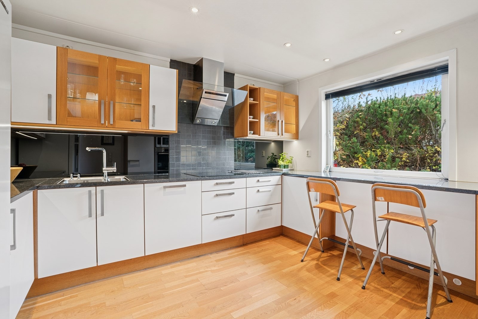 Hvitevarer som stekeovn, koketopp og oppvaskmaskin er integrert, og det er avsatt plass til kjøleskap. Galleribilde