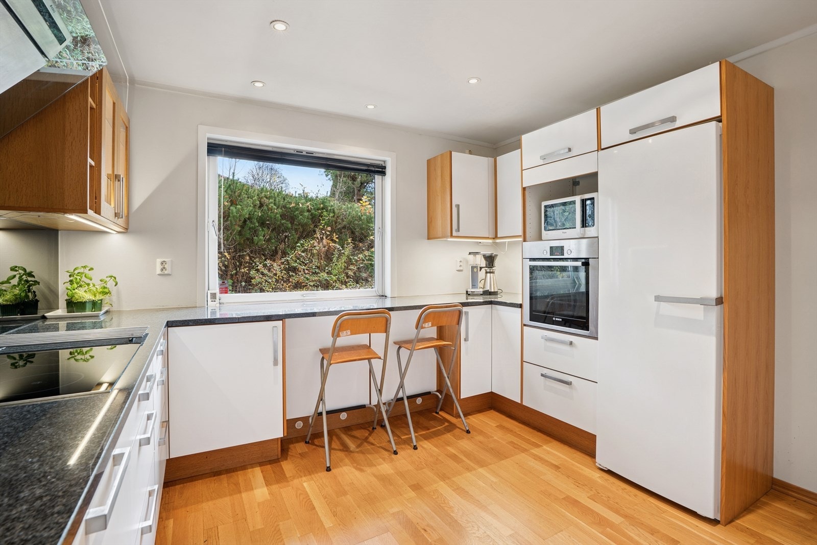 Kjøkkeninnredningen er fra 2011 og av merket Norema, med lyse, slette fronter og benkeplate i granittstein med nedfelt oppvaskkum. Galleribilde