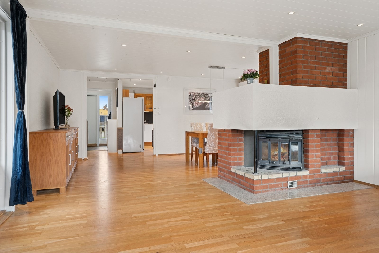 Innfelte lys i himlingen sørger for en behagelig og stemningsfull belysning på kveldstid. Galleribilde