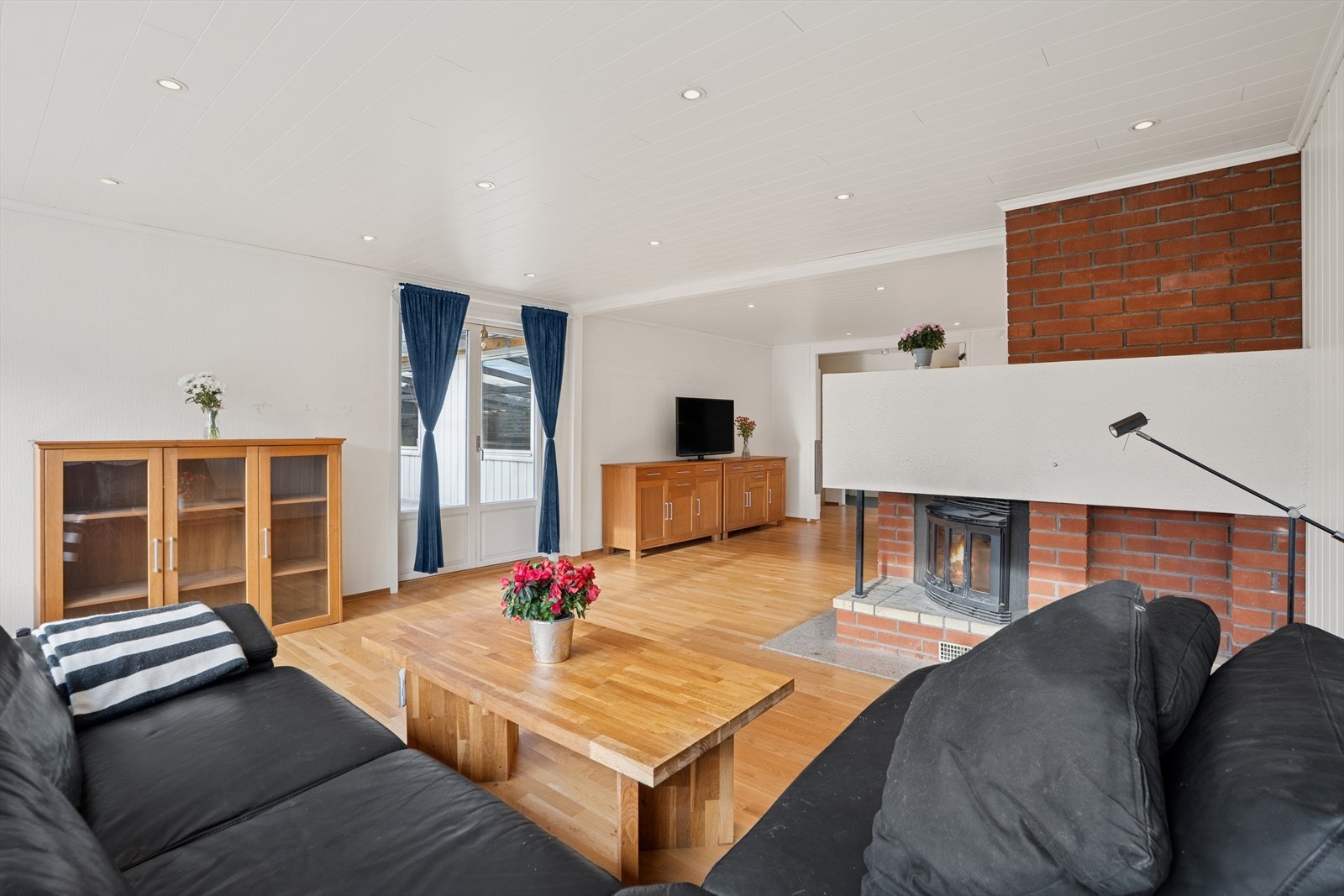 Lys og romslig stue. Galleribilde