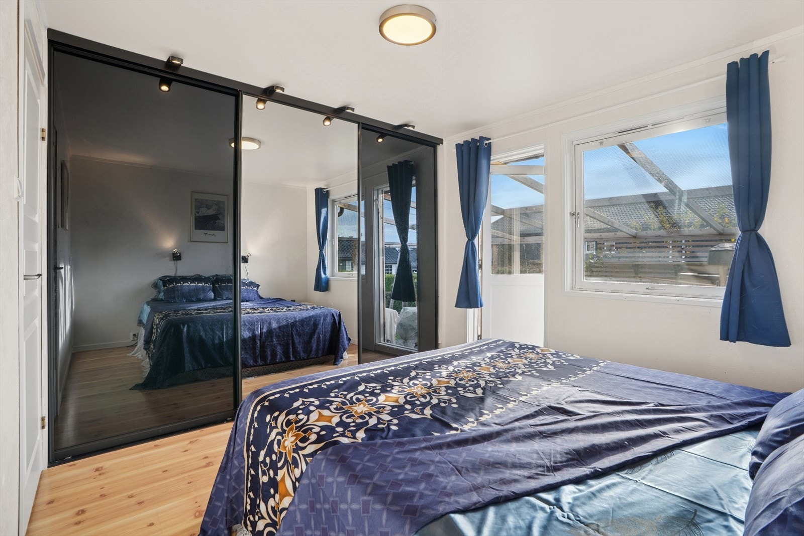 Romslig skyvedørsgarderobe med lagringsplass. Galleribilde