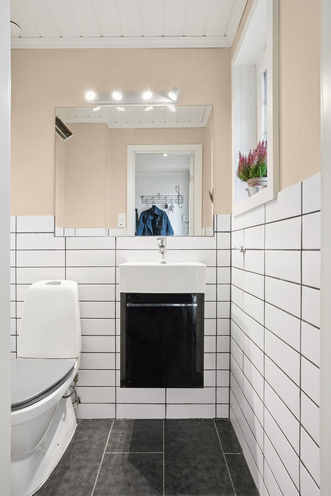 Toalettrommet ligger praktisk til ved entréen og fungerer godt som gjestetoalett. Galleribilde
