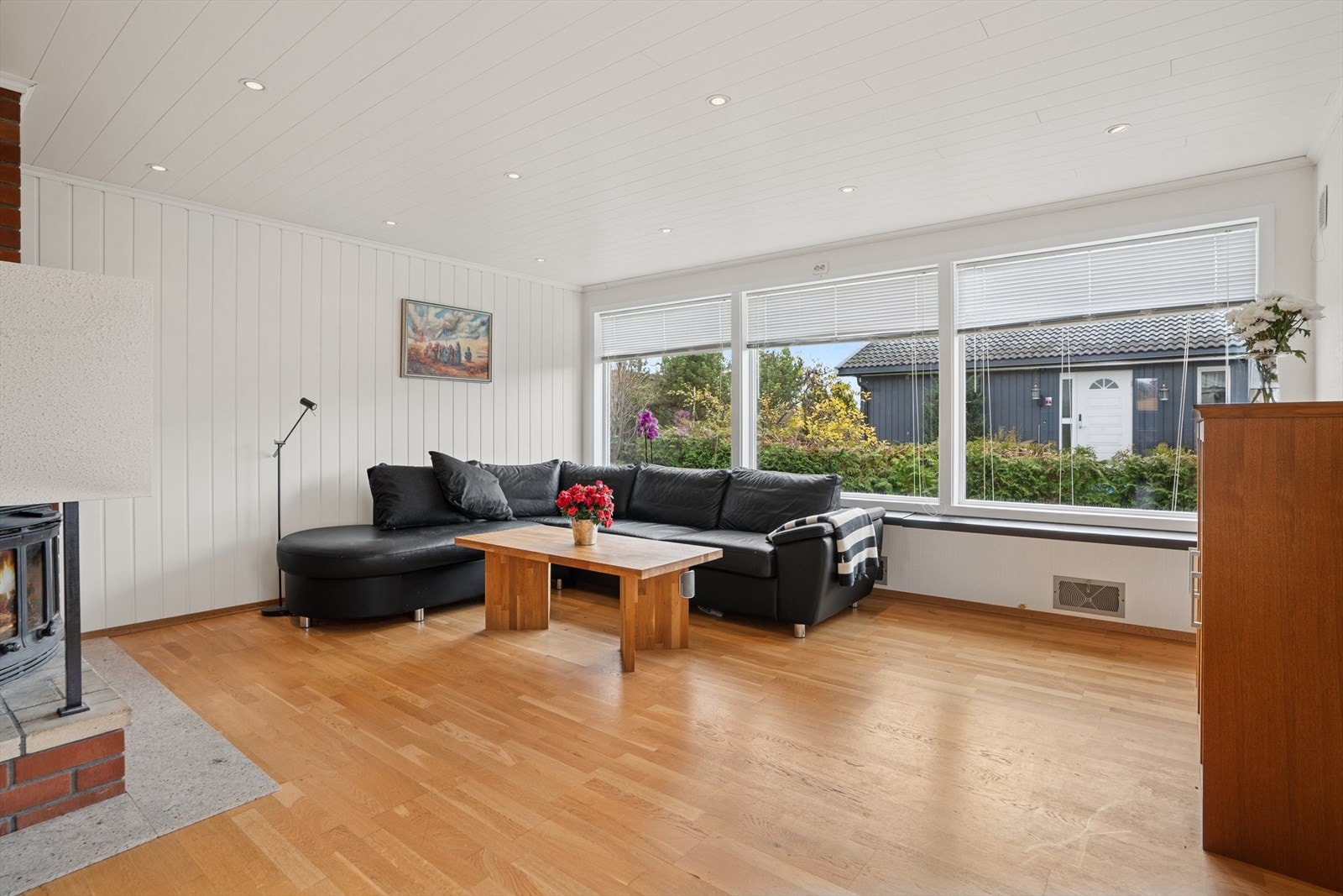 Store vindusflater slipper inn rikelig med naturlig lys og skaper en lys og luftig romfølelse. Galleribilde