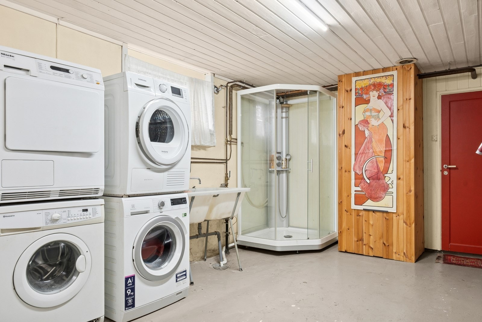 Vaskerommet ligger i kjelleren og har malt, støpt gulv, malte murvegger og panel i taket. Galleribilde