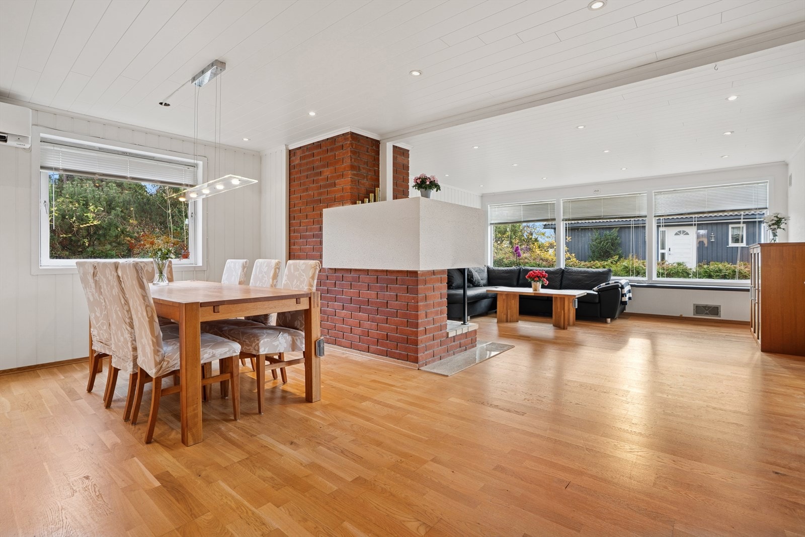 Stuen er romslig og har plass til både spisebord, sofagruppe og godstoler. Galleribilde