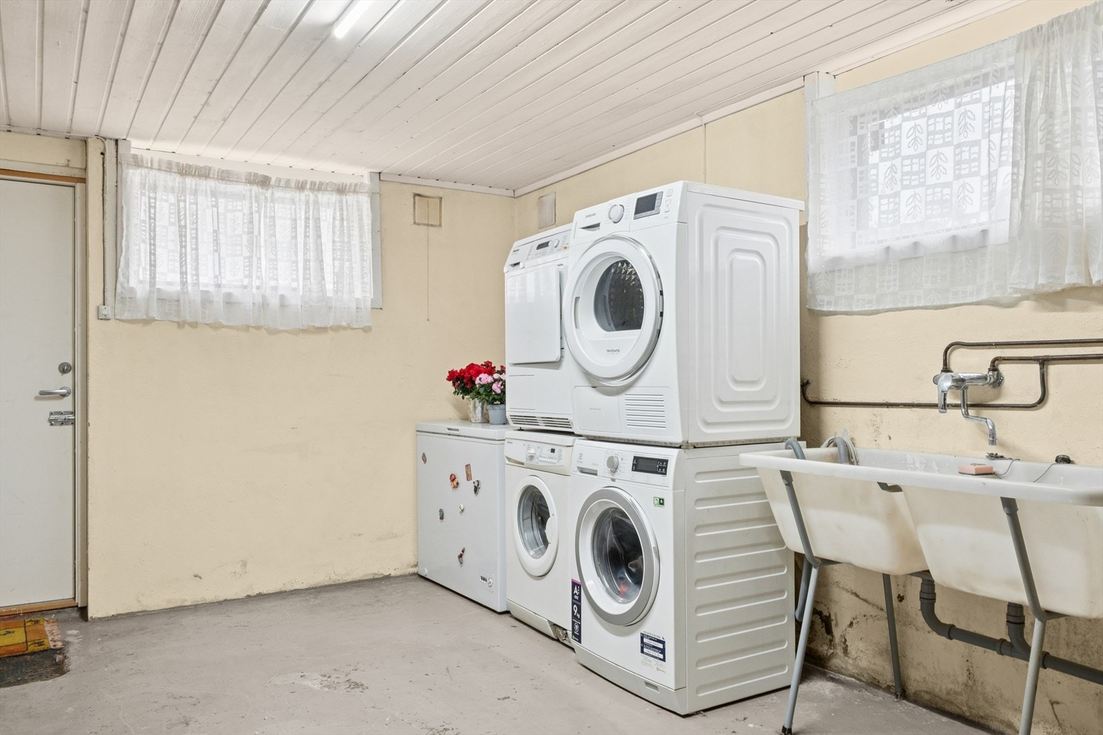 Vaskerommet er innredet med skyllekum, dusjkabinett, samt tappekran og avløp for vaskemaskin. Galleribilde