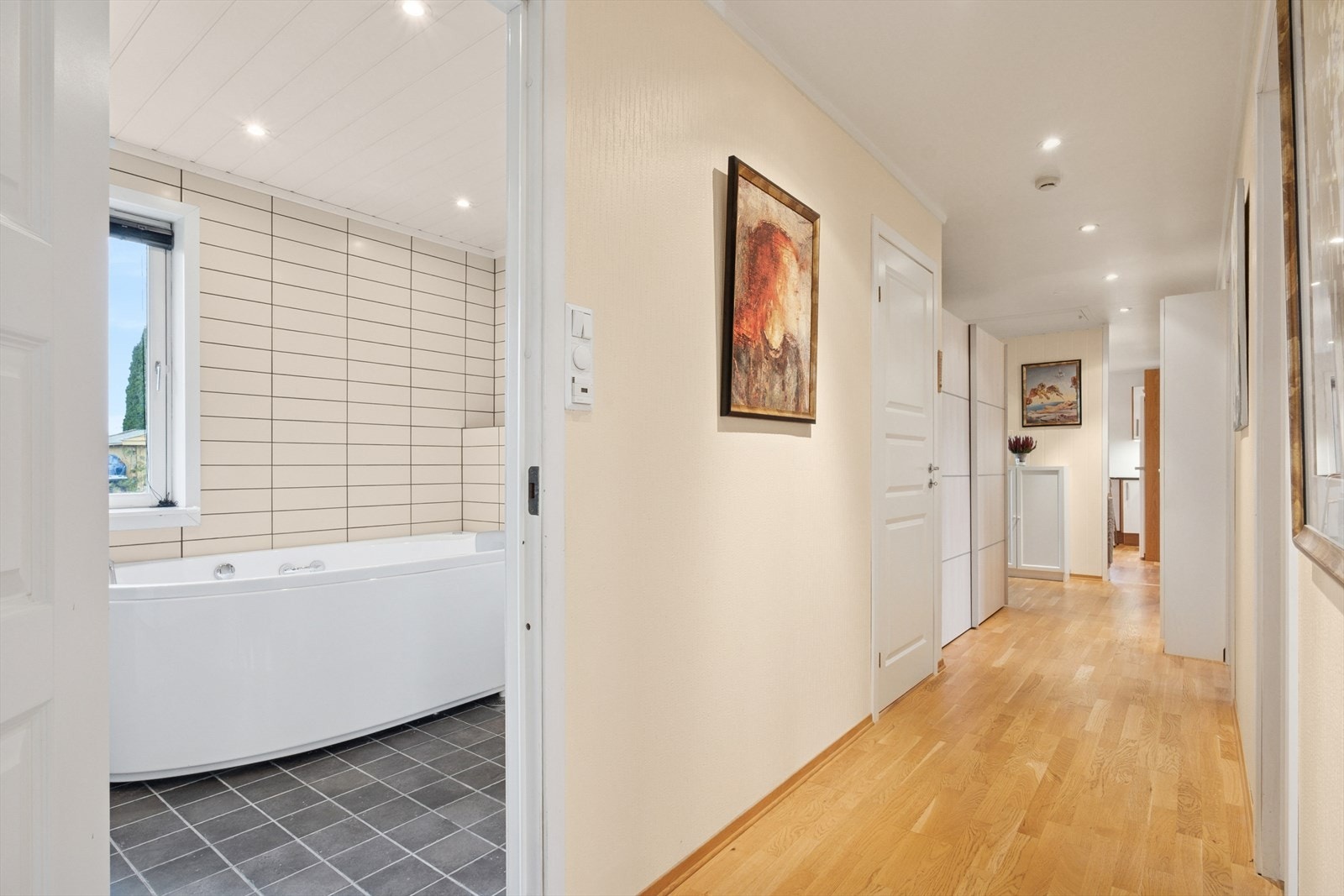 Badet ligger i 1. etasje og ble totalrenovert av håndverksfirma i 2011. Galleribilde