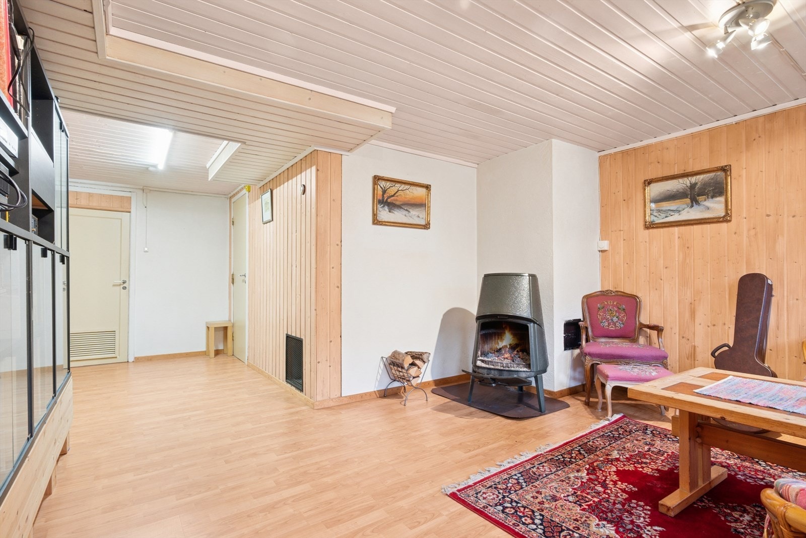 Lys og trivelig kjellerstue - perfekt som ungdomsavdeling, TV-stue eller et ekstra sosialt rom. Galleribilde