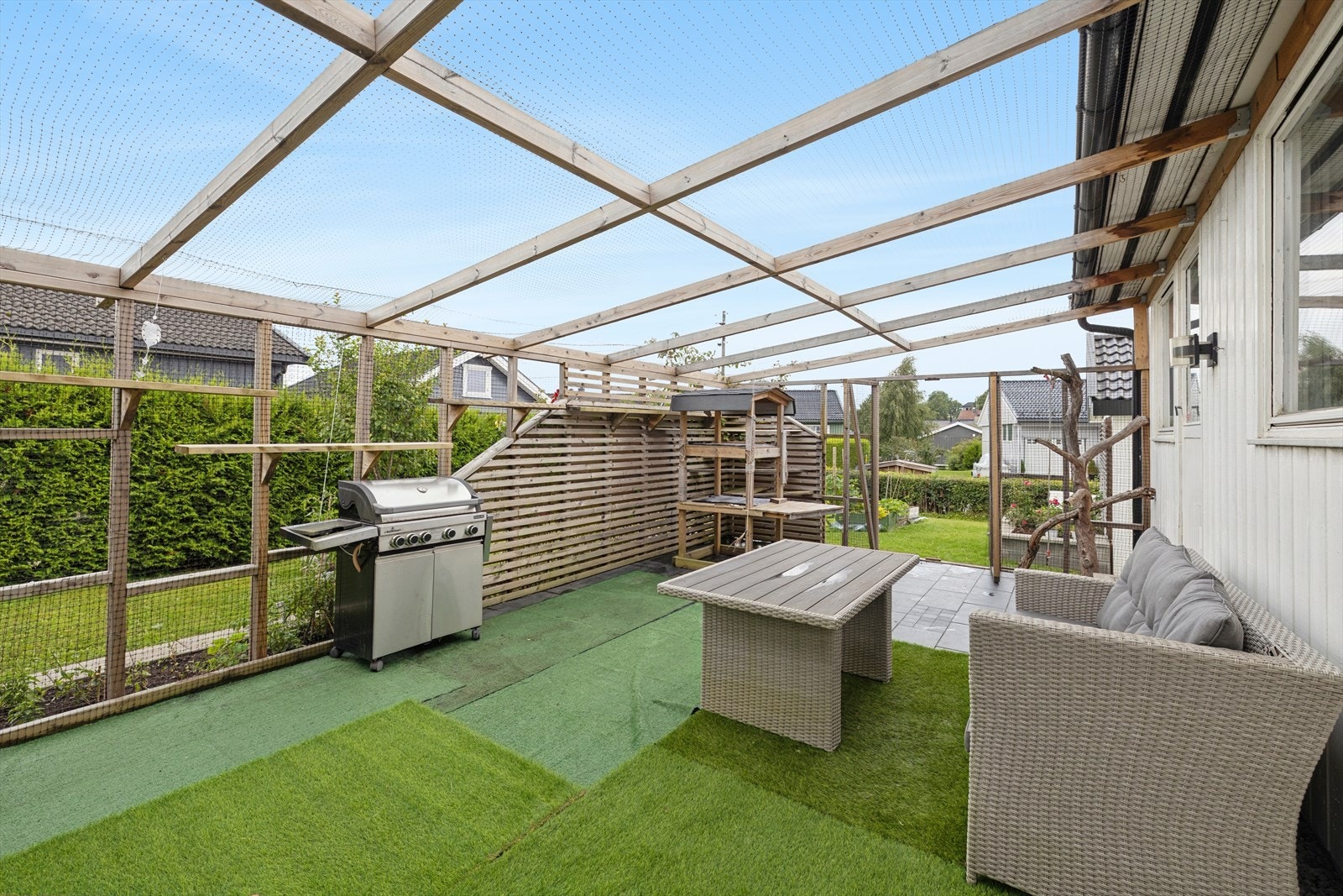 Fra stuen er det utgang til en terrasseplatting på 40 kvm. Galleribilde