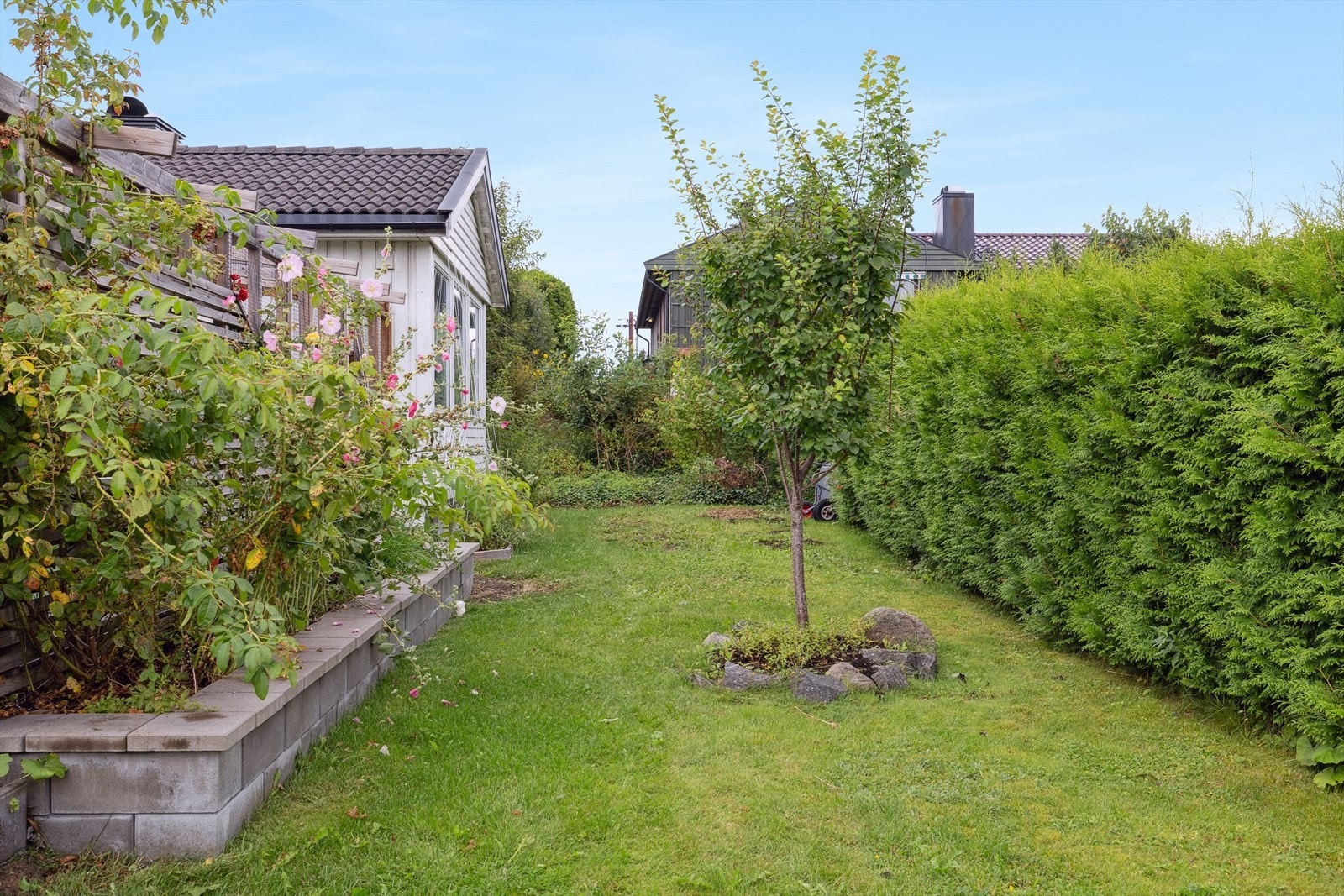 Eiendommen byr på en romslig og skjermet hage som innbyr til både lek og avslapning. Galleribilde